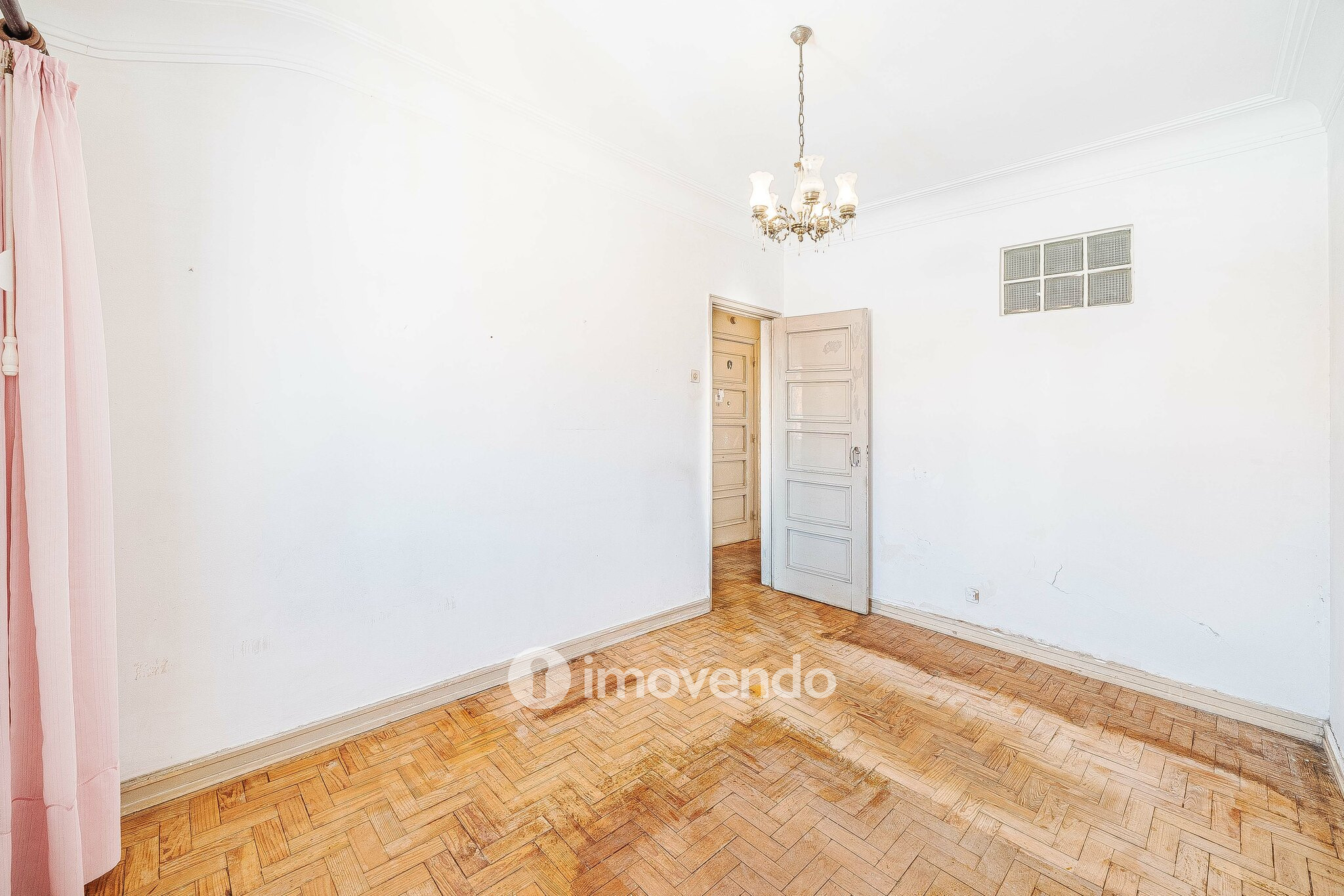 Apartamento T2 com duas varandas, na Graça, em Lisboa