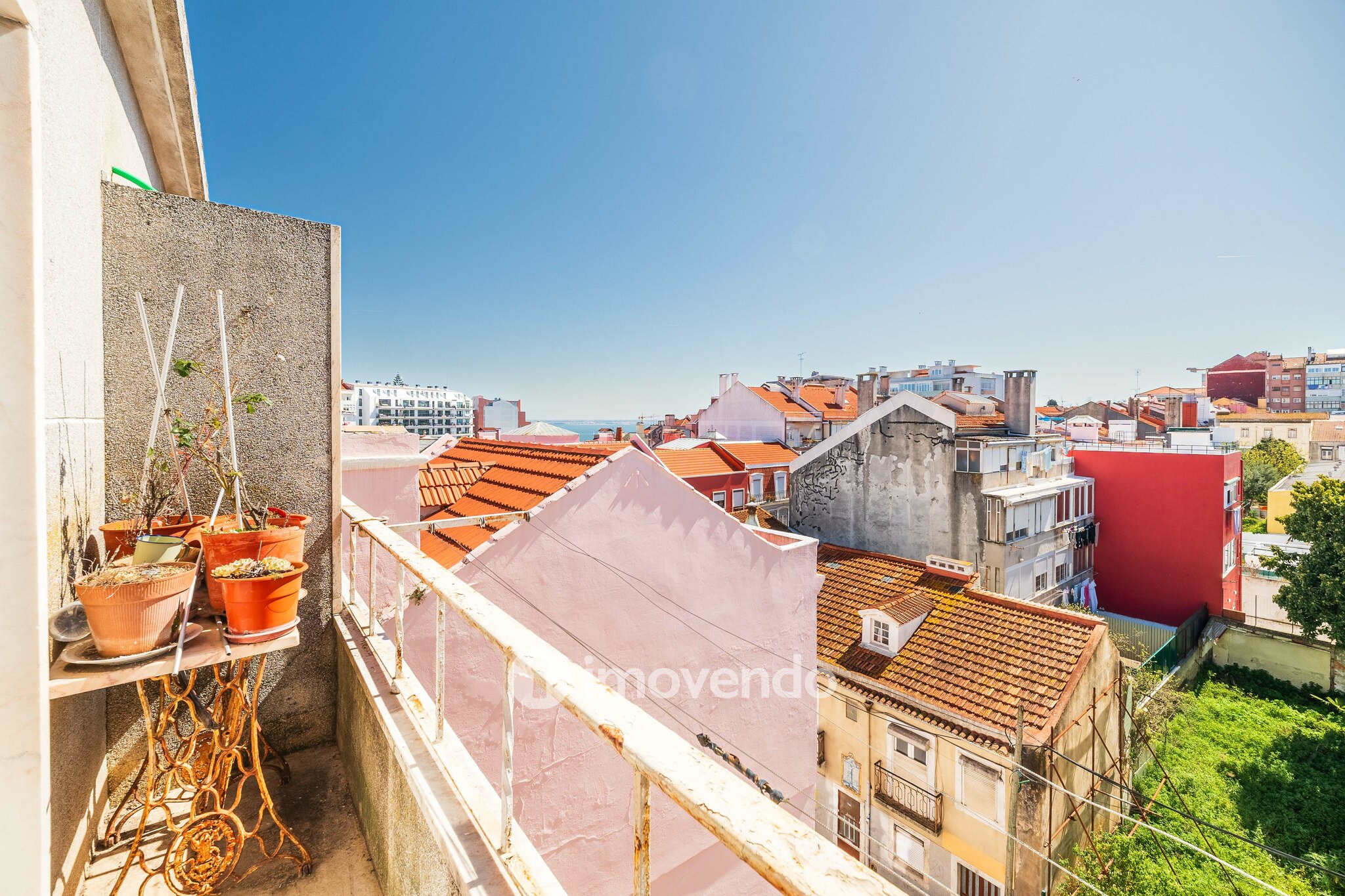 Apartamento T2 com duas varandas, na Graça, em Lisboa