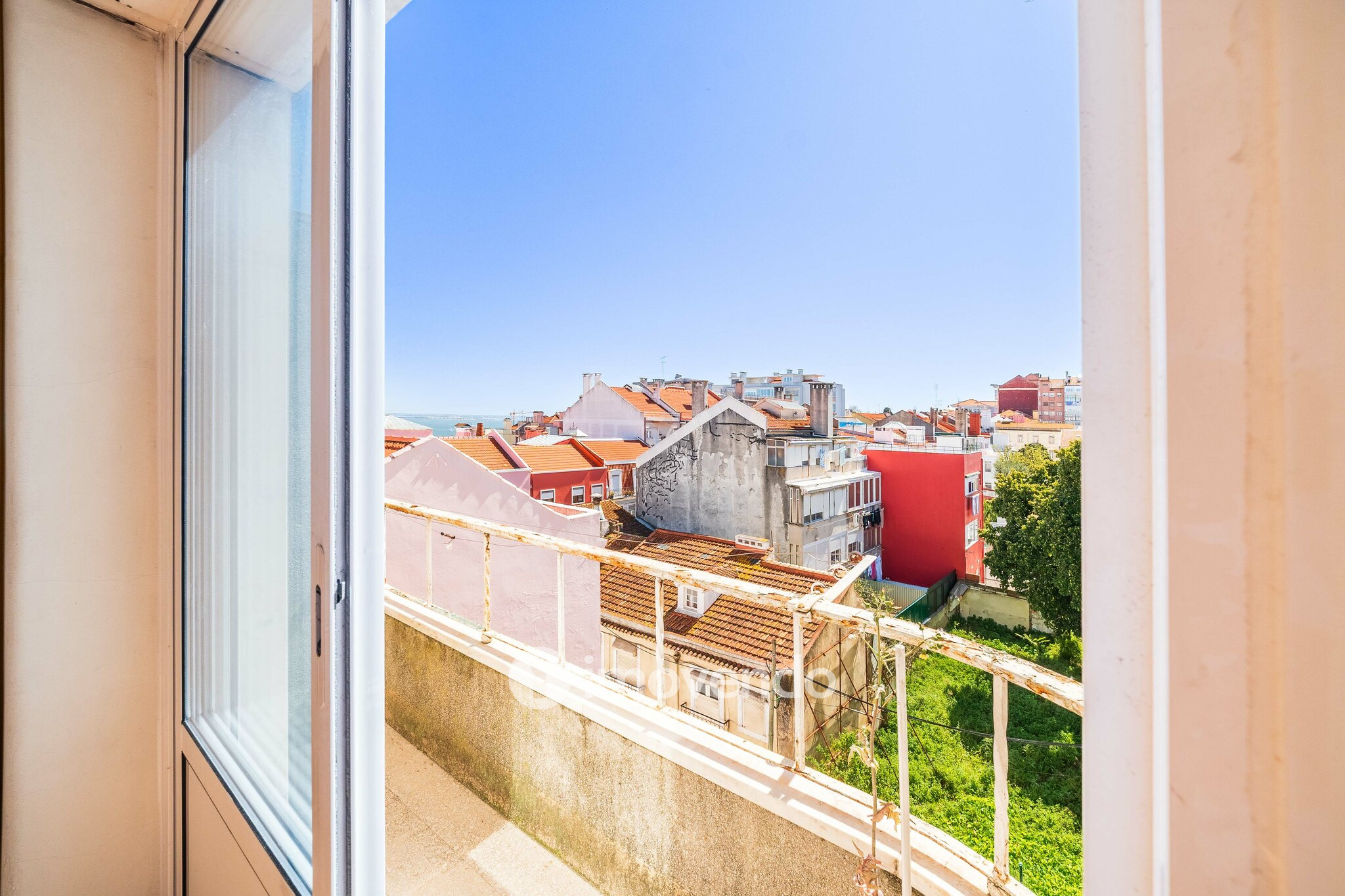 Apartamento T2 com duas varandas, na Graça, em Lisboa