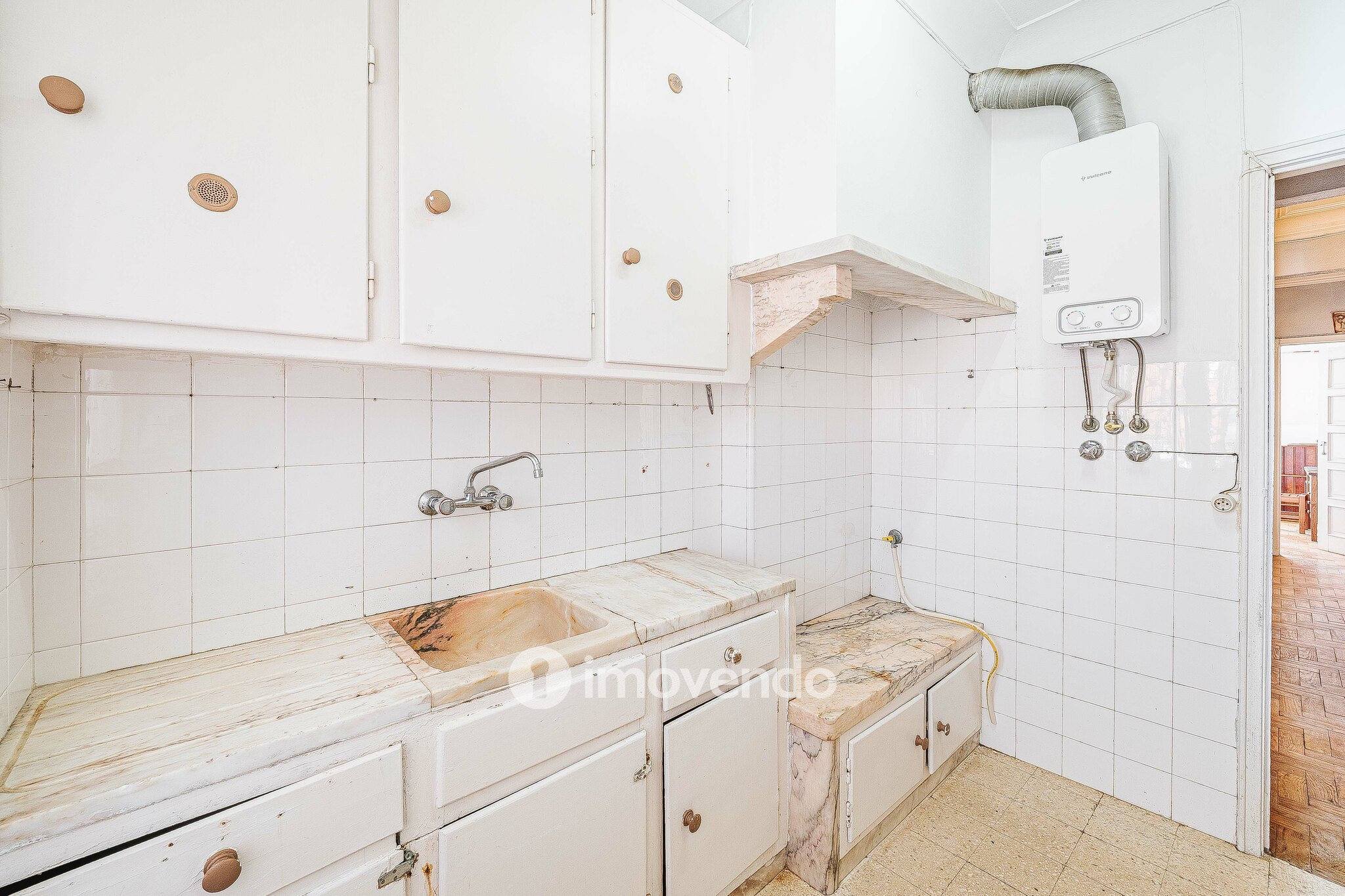 Apartamento T2 com duas varandas, na Graça, em Lisboa