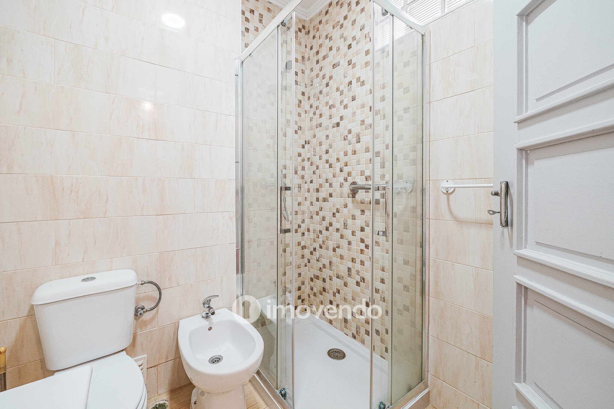 Apartamento T2 com duas varandas, na Graça, em Lisboa