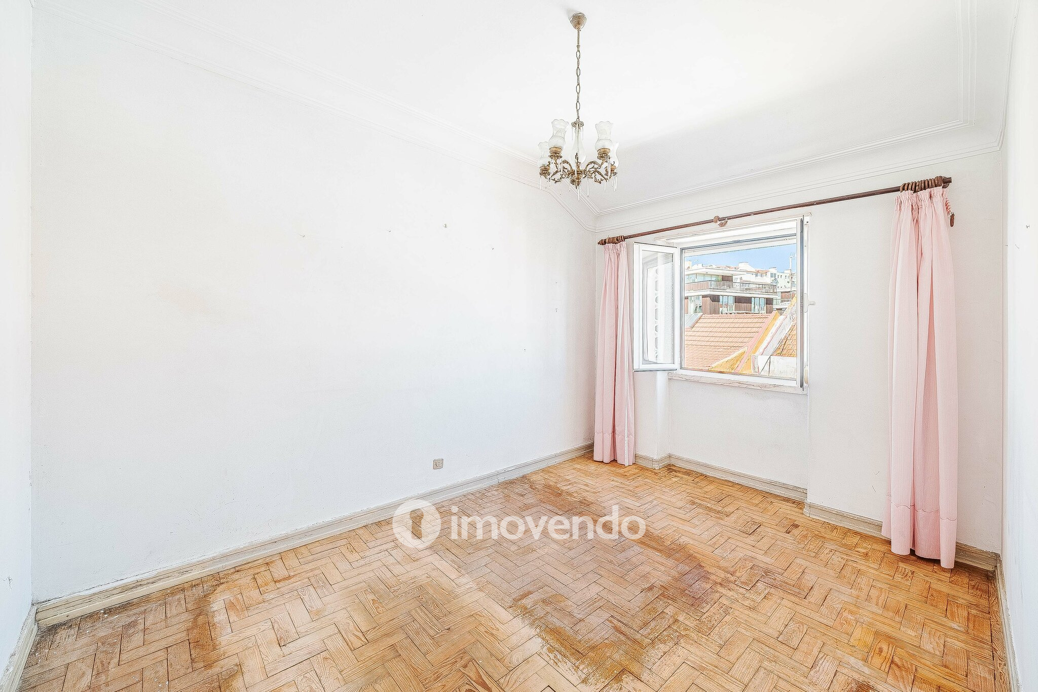 Apartamento T2 com duas varandas, na Graça, em Lisboa
