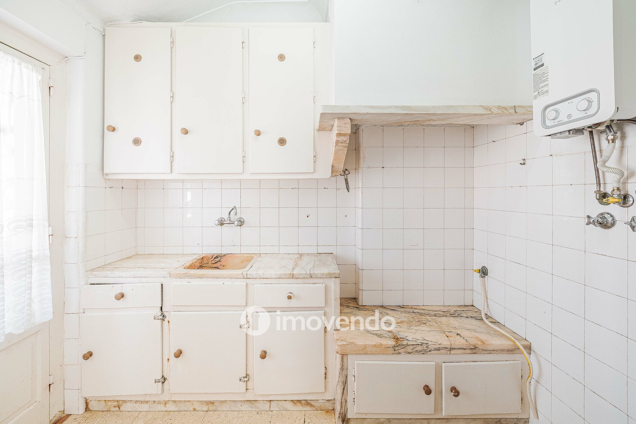 Apartamento T2 com duas varandas, na Graça, em Lisboa