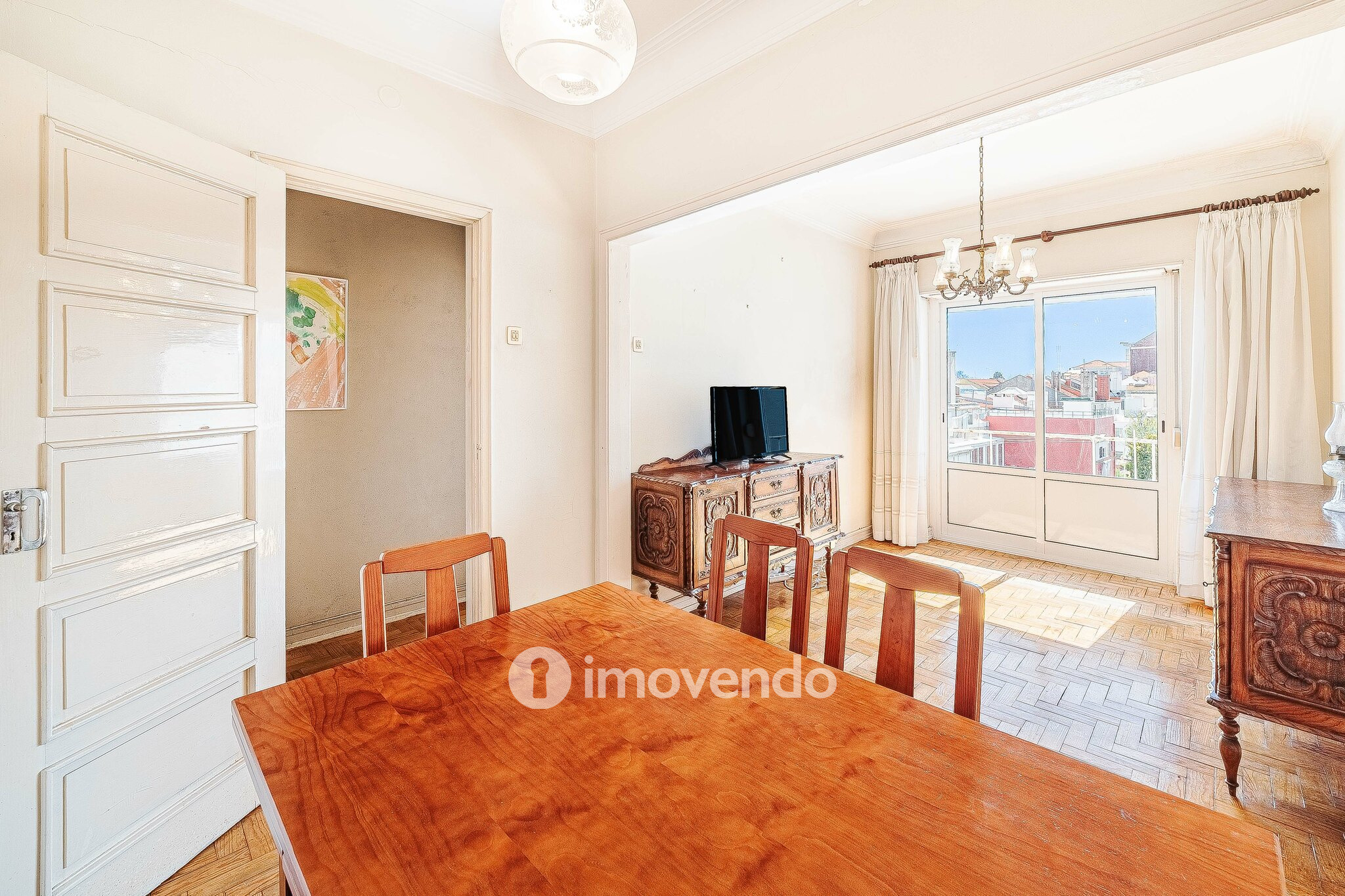 Apartamento T2 com duas varandas, na Graça, em Lisboa