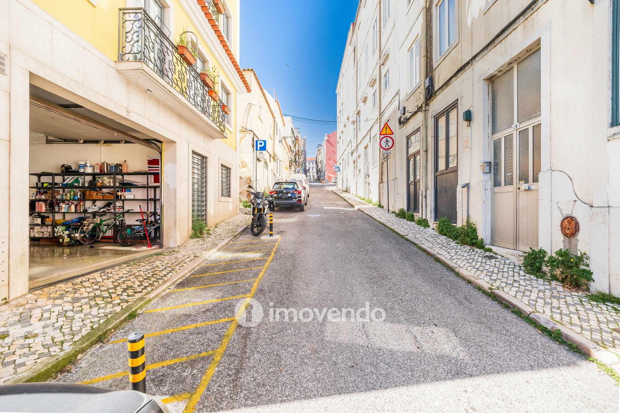 Apartamento T2 com duas varandas, na Graça, em Lisboa