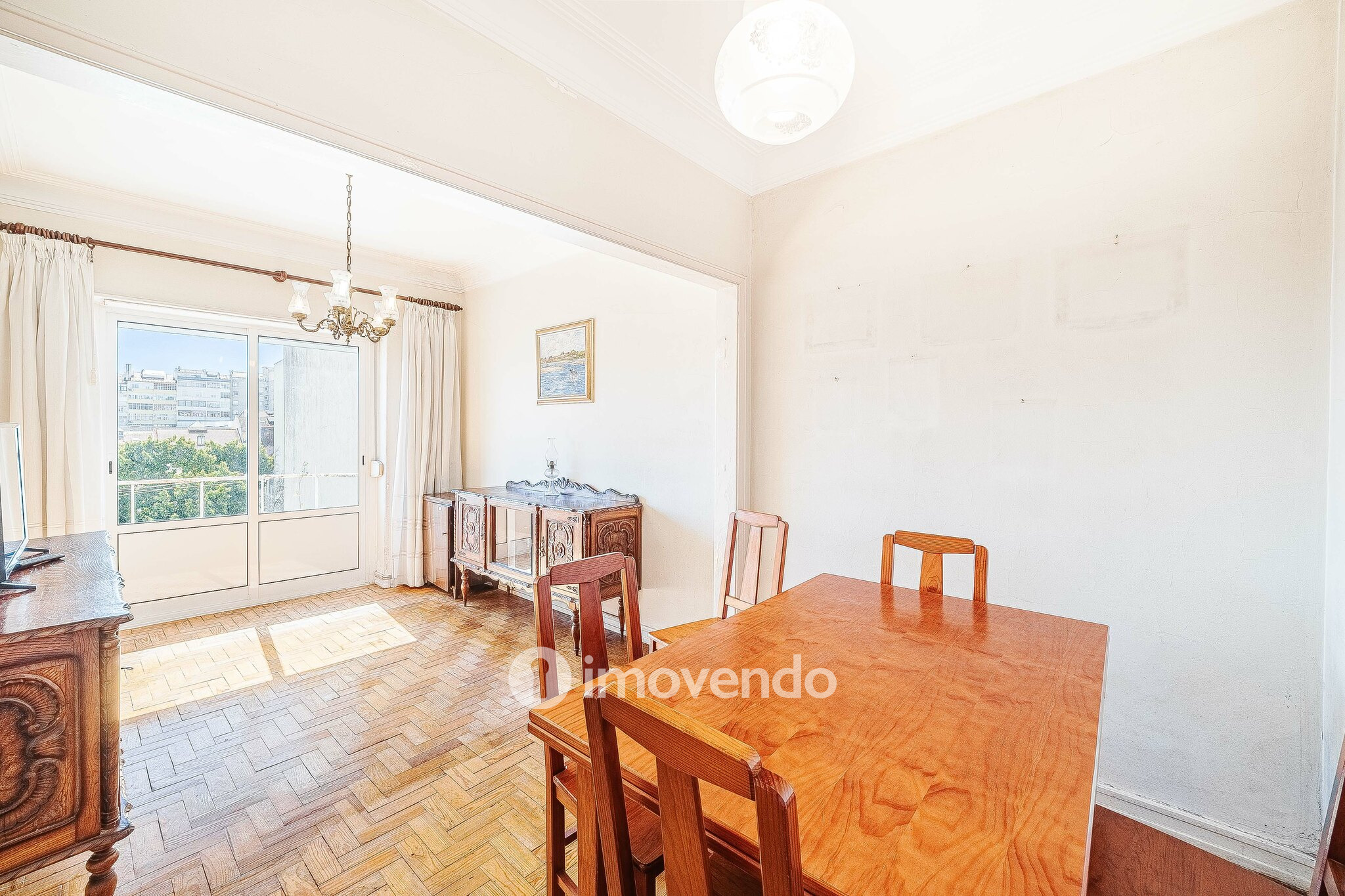 Apartamento T2 com duas varandas, na Graça, em Lisboa