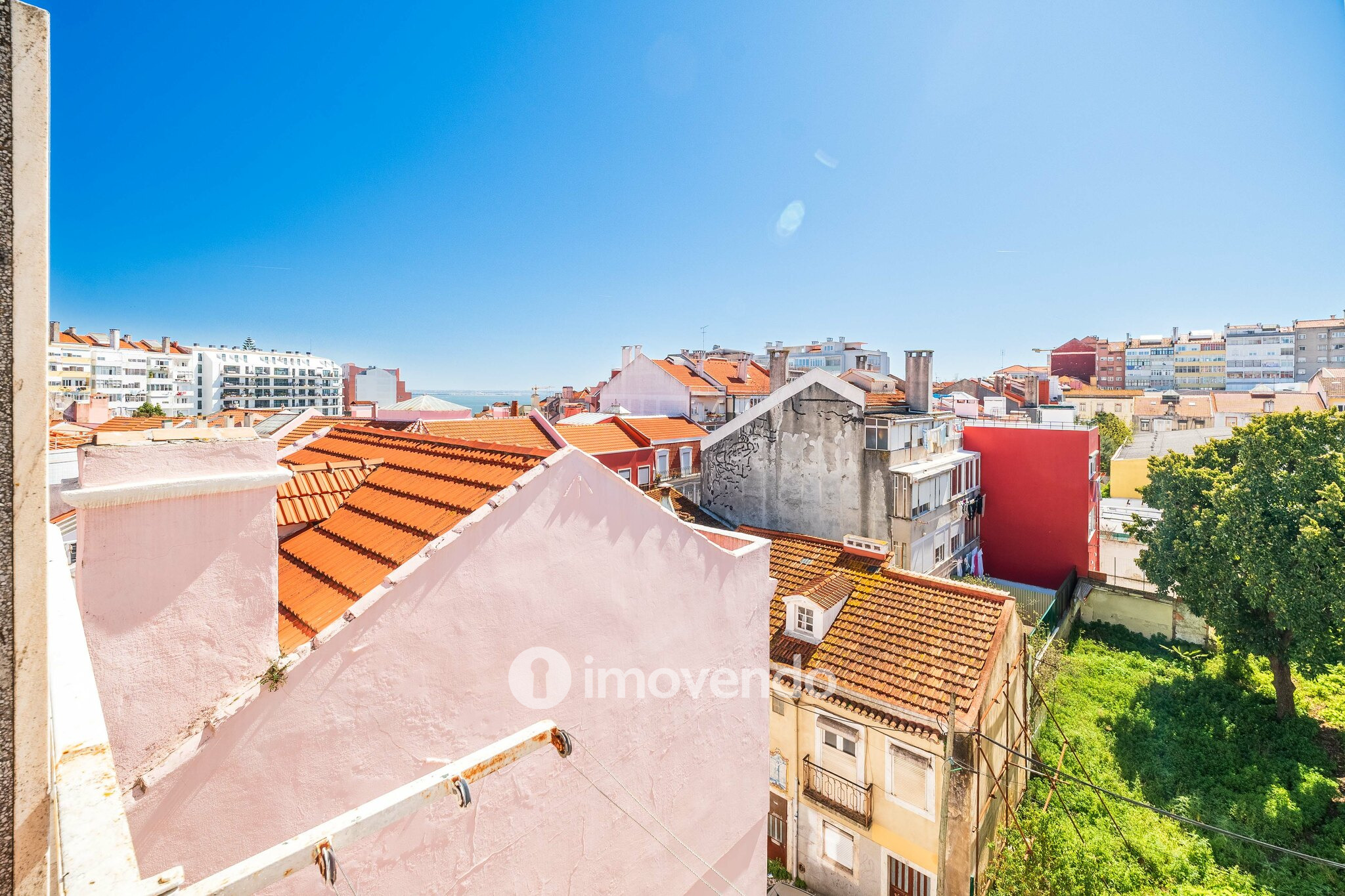 Apartamento T2 com duas varandas, na Graça, em Lisboa