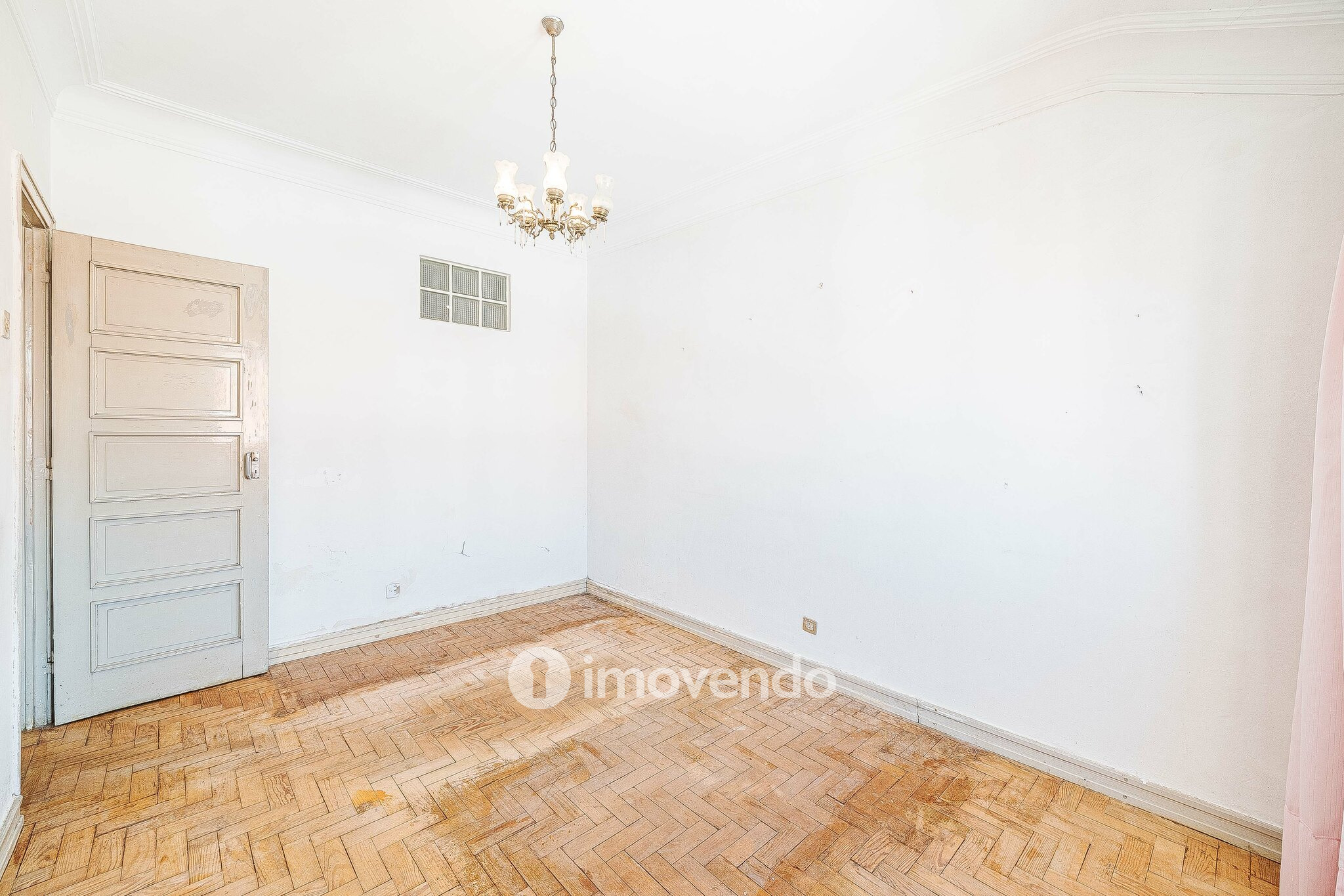 Apartamento T2 com duas varandas, na Graça, em Lisboa
