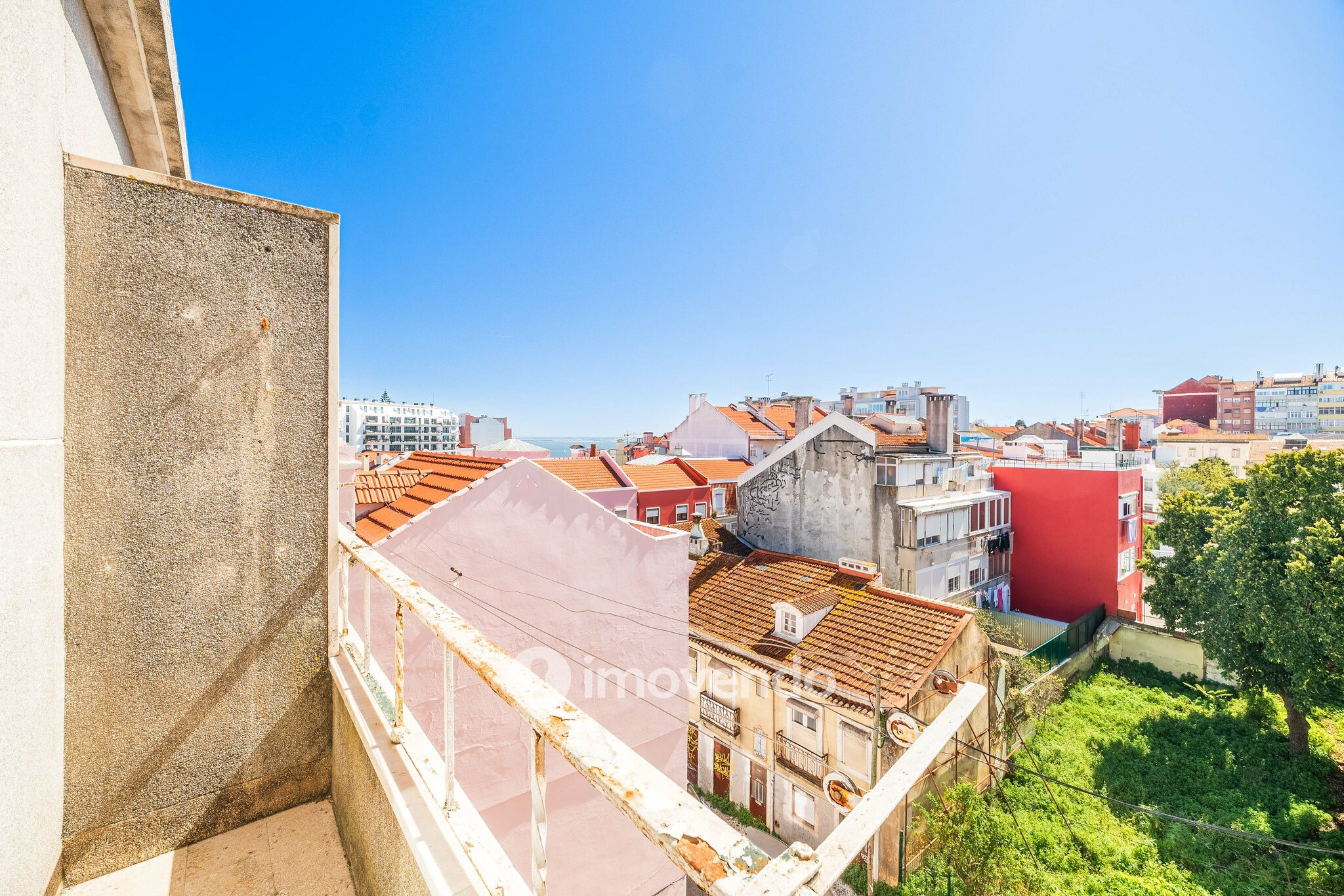 Apartamento T2 com duas varandas, na Graça, em Lisboa