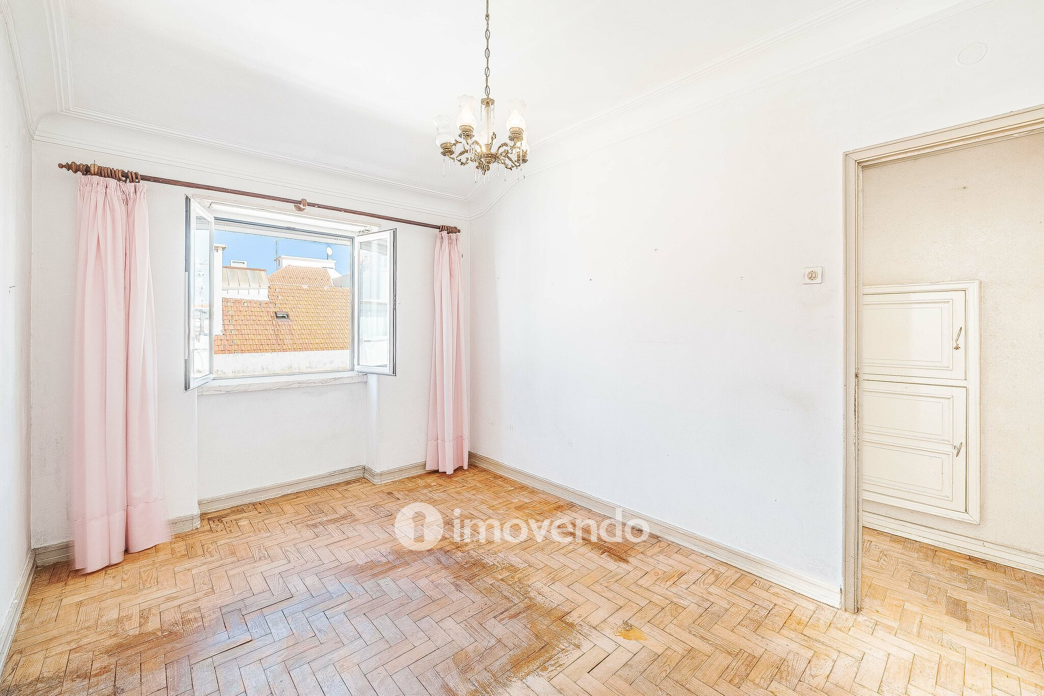 Apartamento T2 com duas varandas, na Graça, em Lisboa