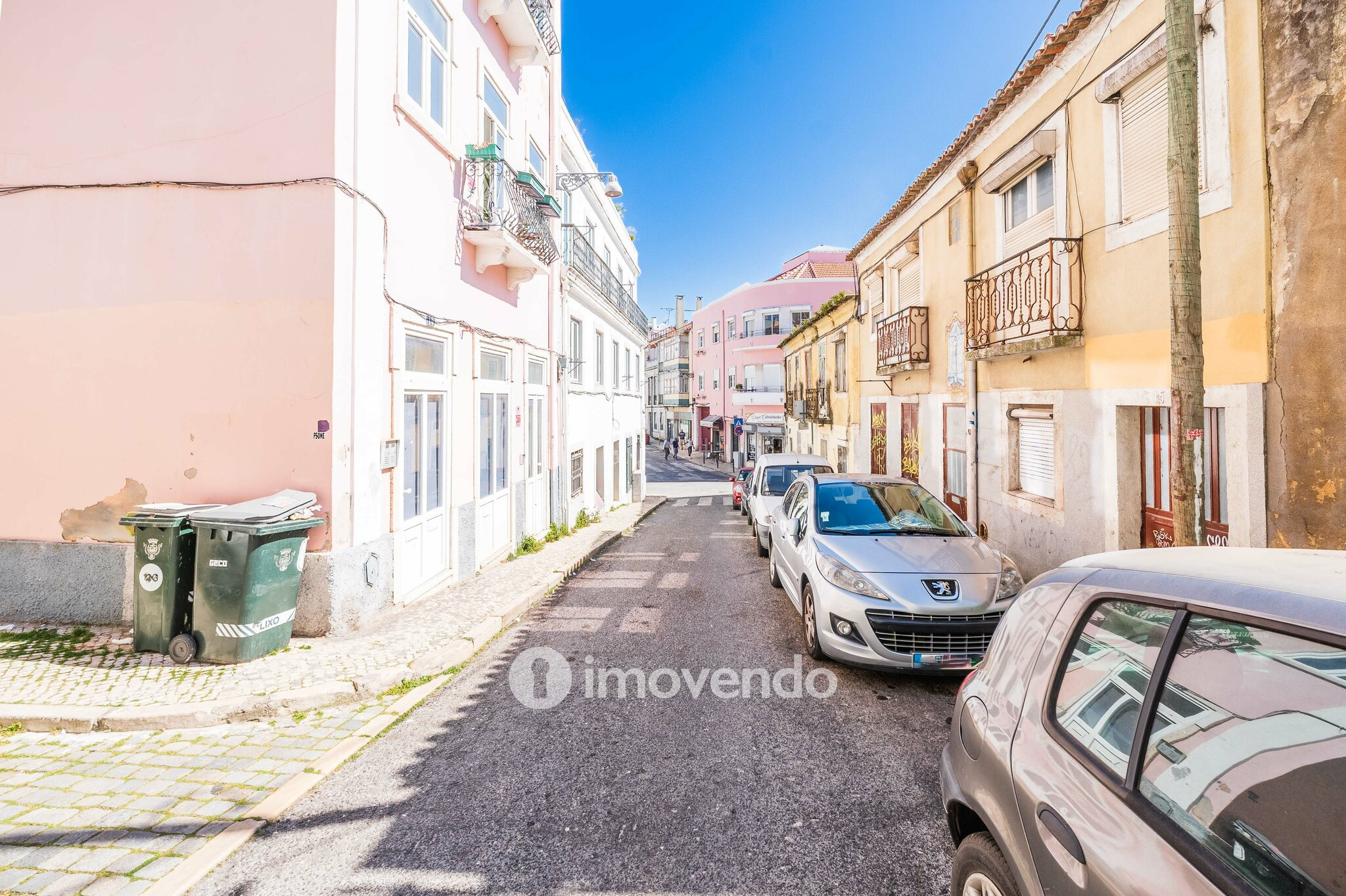 Apartamento T2 com duas varandas, na Graça, em Lisboa
