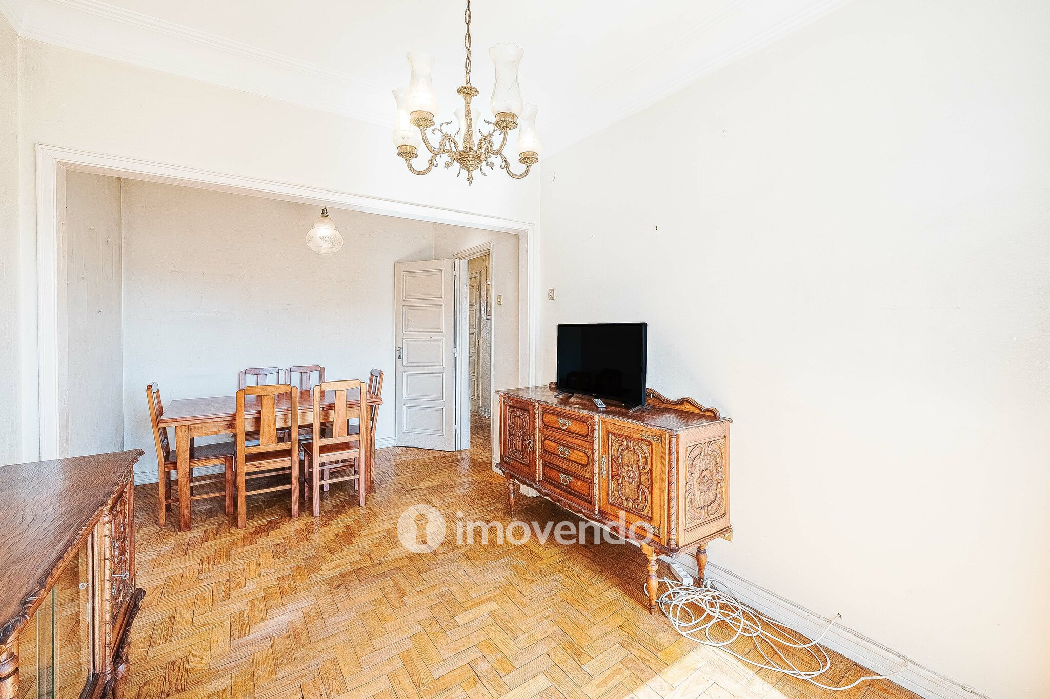 Apartamento T2 com duas varandas, na Graça, em Lisboa