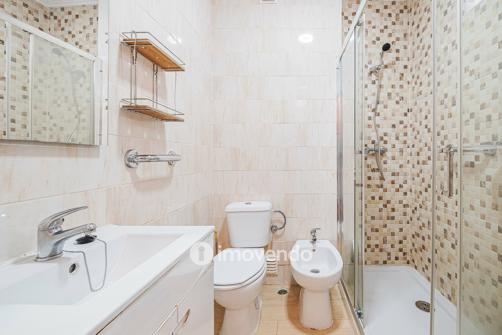 Apartamento T2 com duas varandas, na Graça, em Lisboa