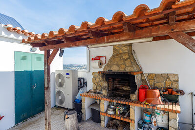Moradia T4 com garagem, jardim e vistas únicas, em Alvarinhos, Sintra
