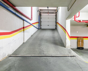 Apartamento T3, com cozinha equipada e estacionamento, em Algés