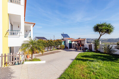 Moradia T4 com garagem, jardim e vistas únicas, em Alvarinhos, Sintra