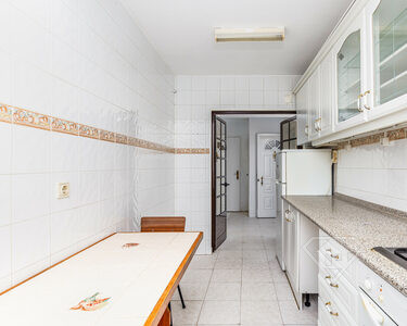 Apartamento T4 pronto a ocupar, junto à praia, na Costa da Caparica