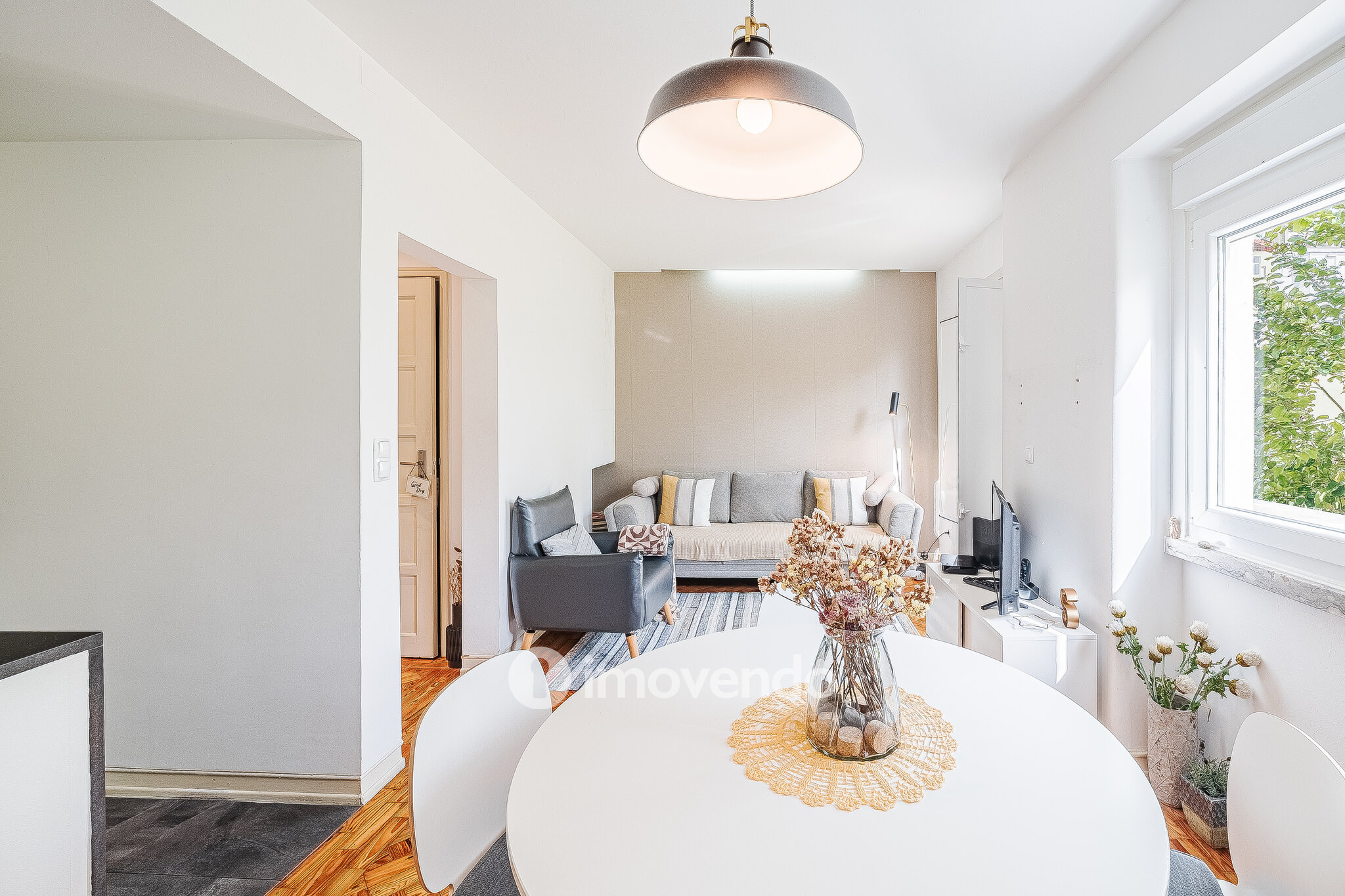 Apartamento T1 exclusivo, com logradouro, no centro de Benfica