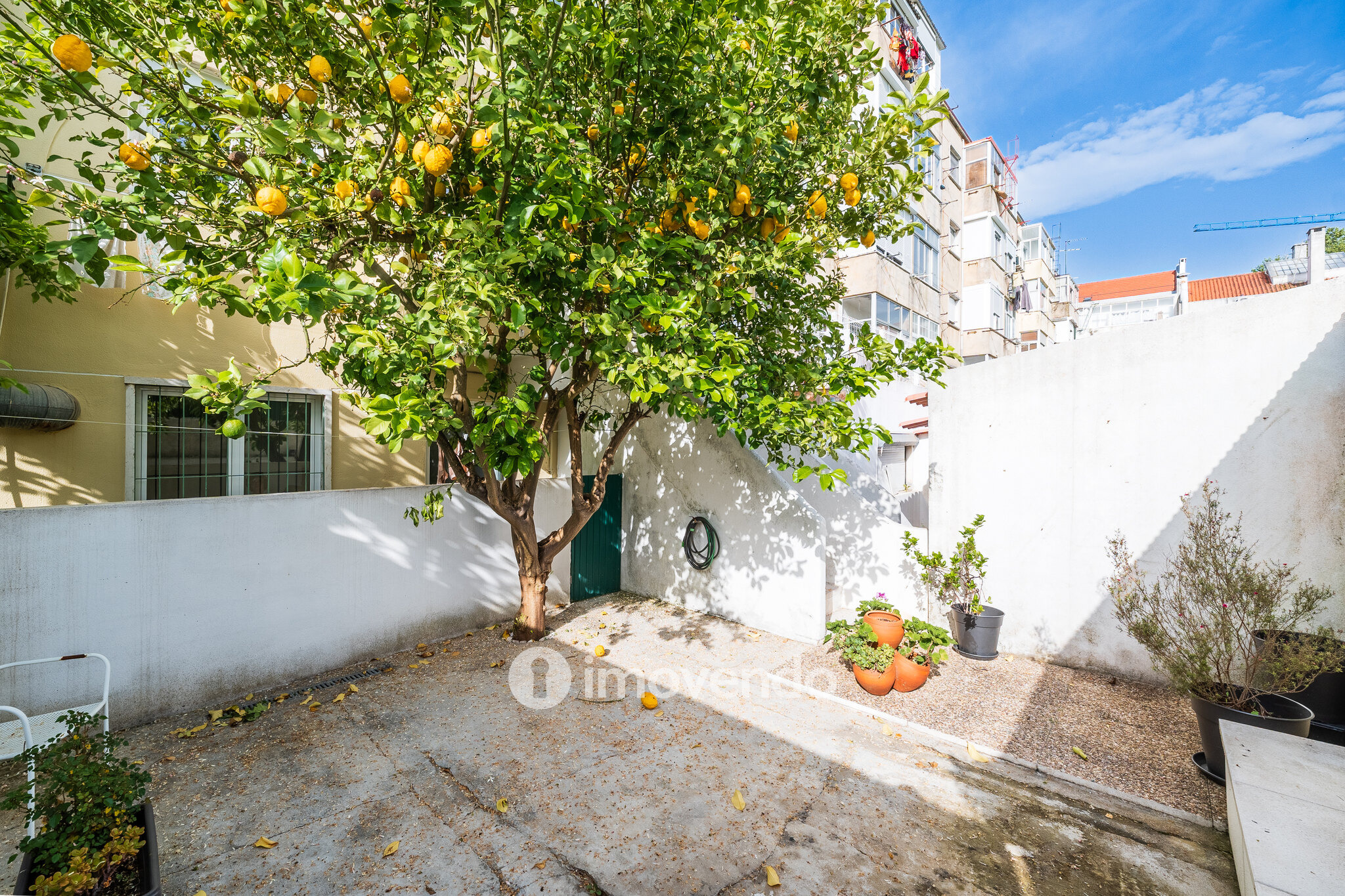 Apartamento T1 exclusivo, com logradouro, no centro de Benfica