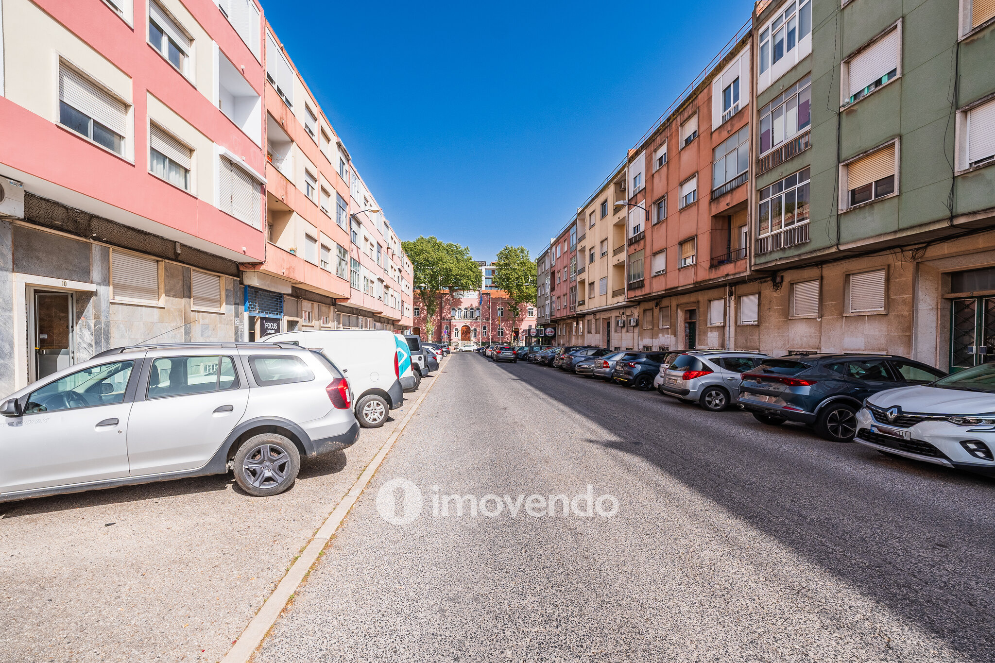 Apartamento T1 exclusivo, com logradouro, no centro de Benfica