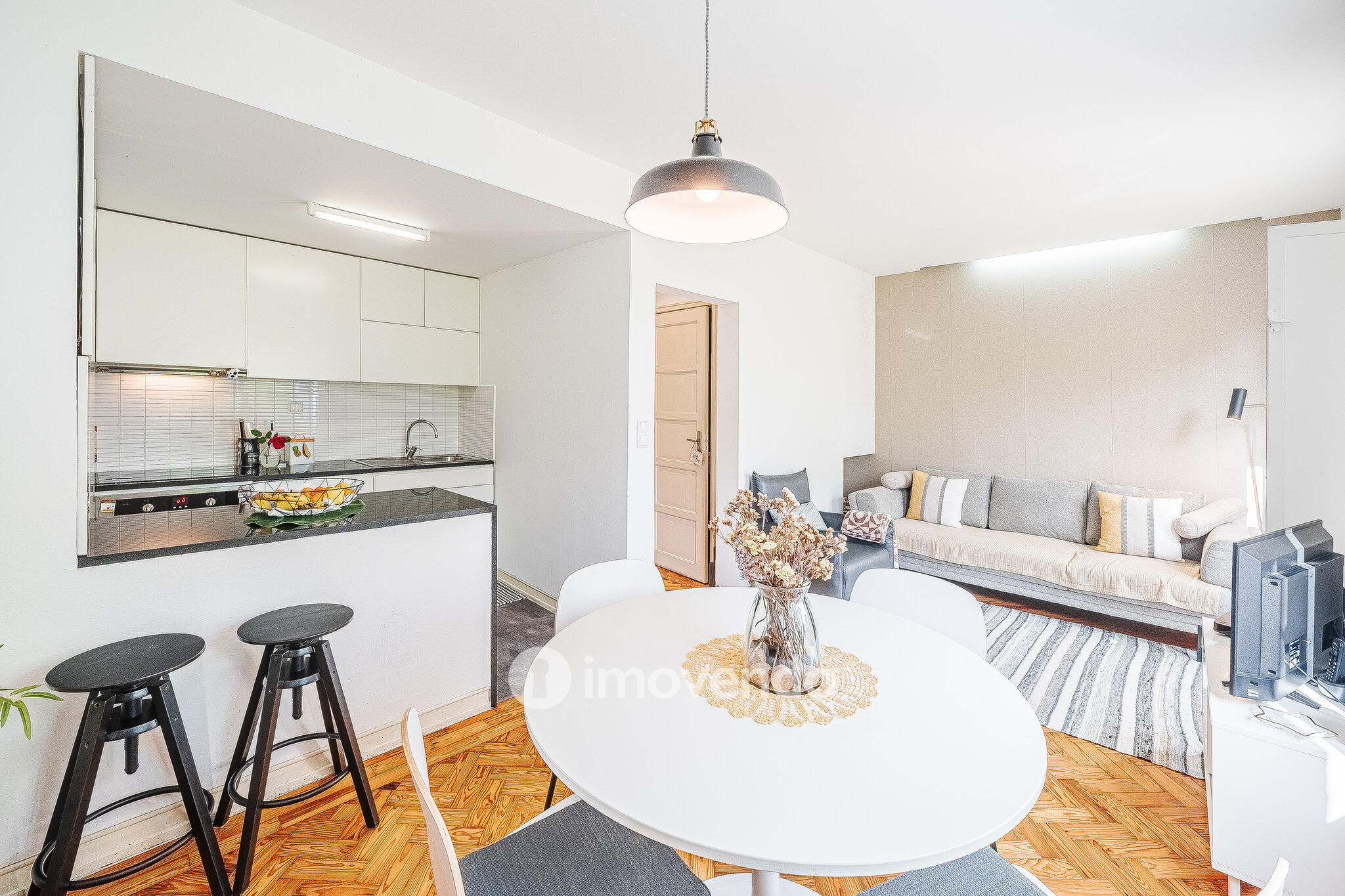 Apartamento T1 exclusivo, com logradouro, no centro de Benfica