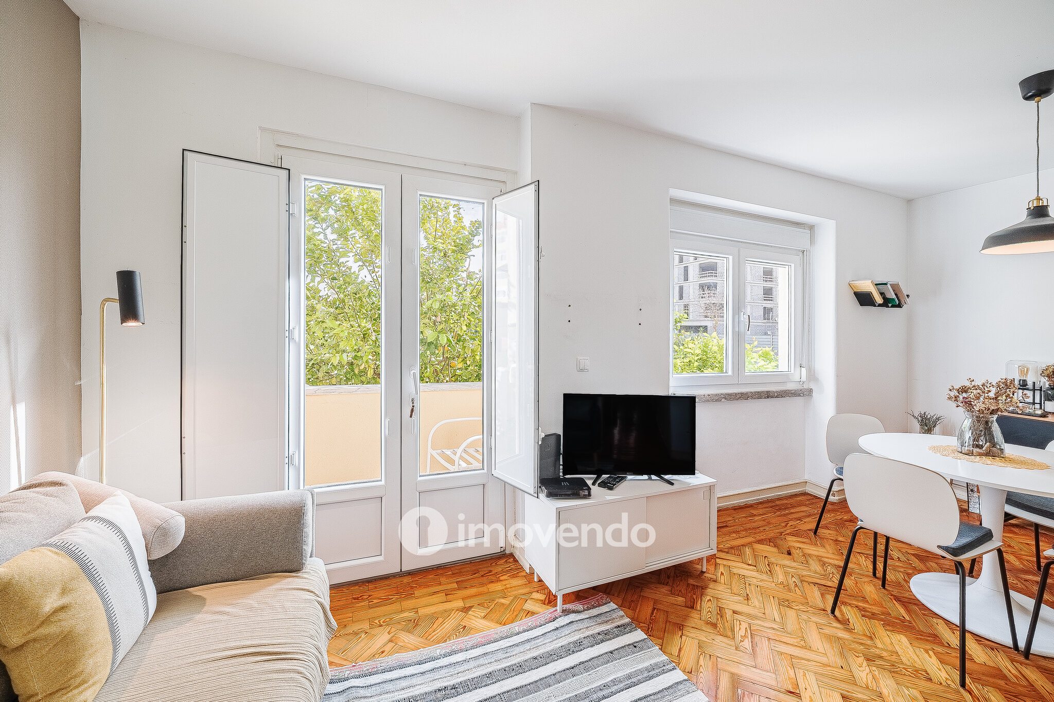 Apartamento T1 exclusivo, com logradouro, no centro de Benfica