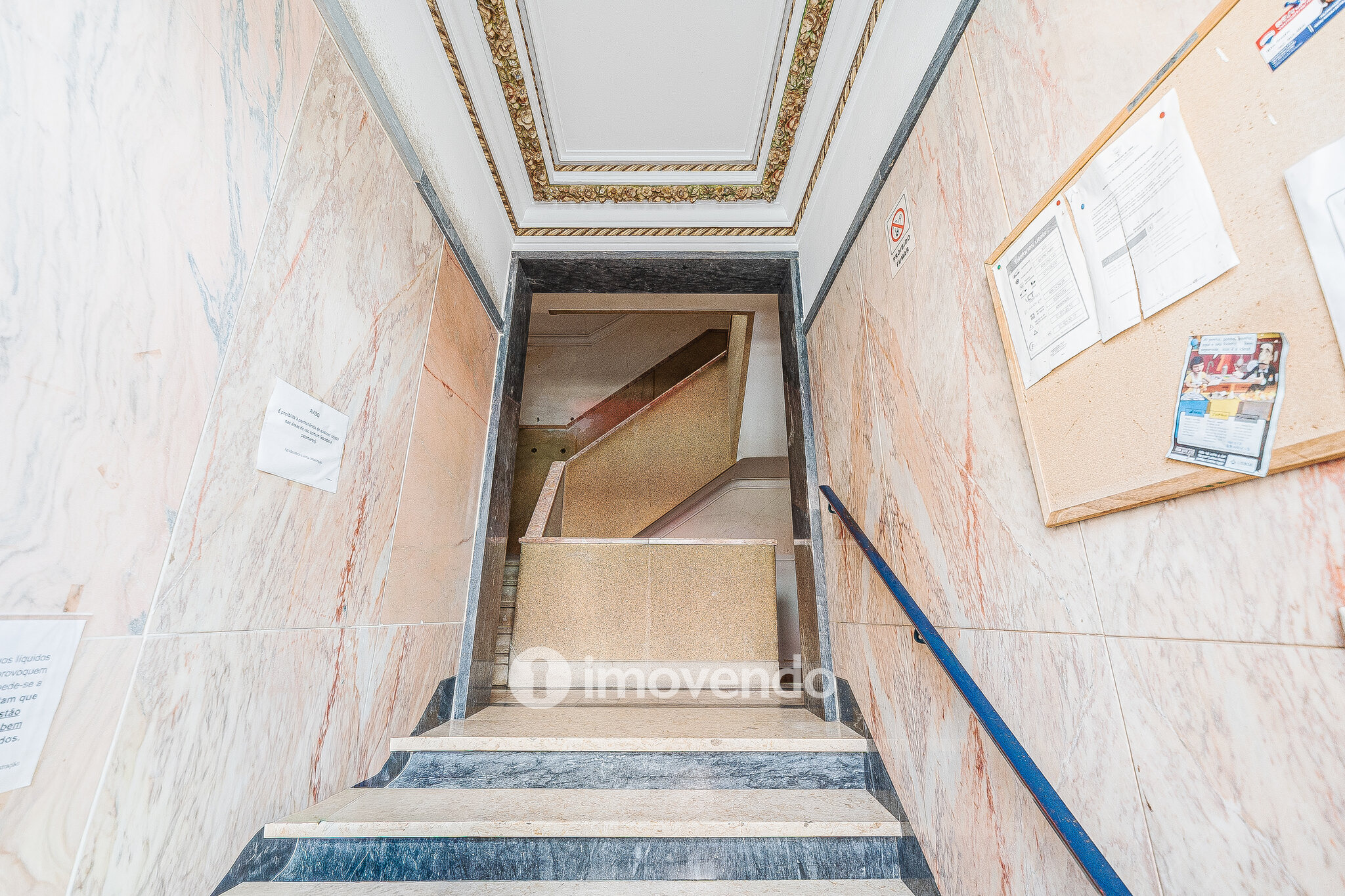 Apartamento T1 exclusivo, com logradouro, no centro de Benfica