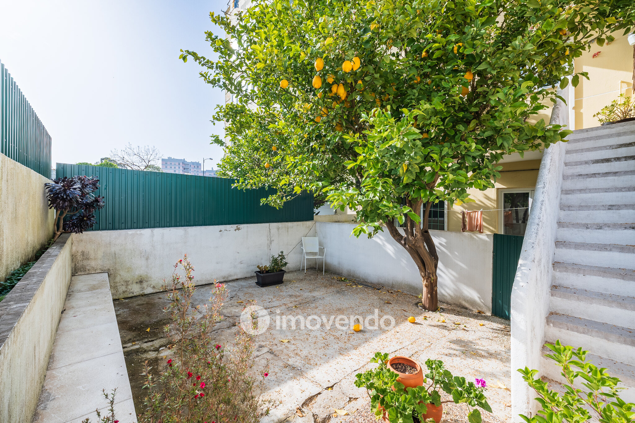 Apartamento T1 exclusivo, com logradouro, no centro de Benfica