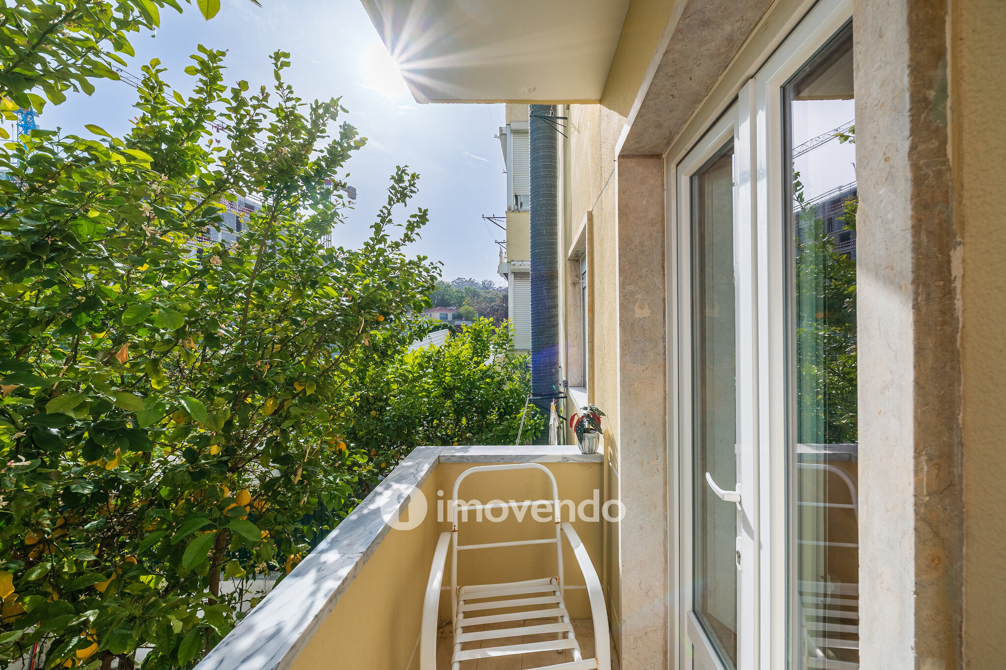 Apartamento T1 exclusivo, com logradouro, no centro de Benfica