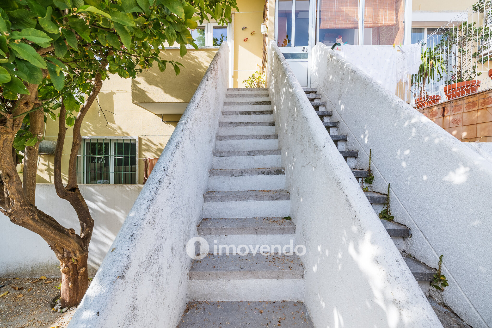 Apartamento T1 exclusivo, com logradouro, no centro de Benfica