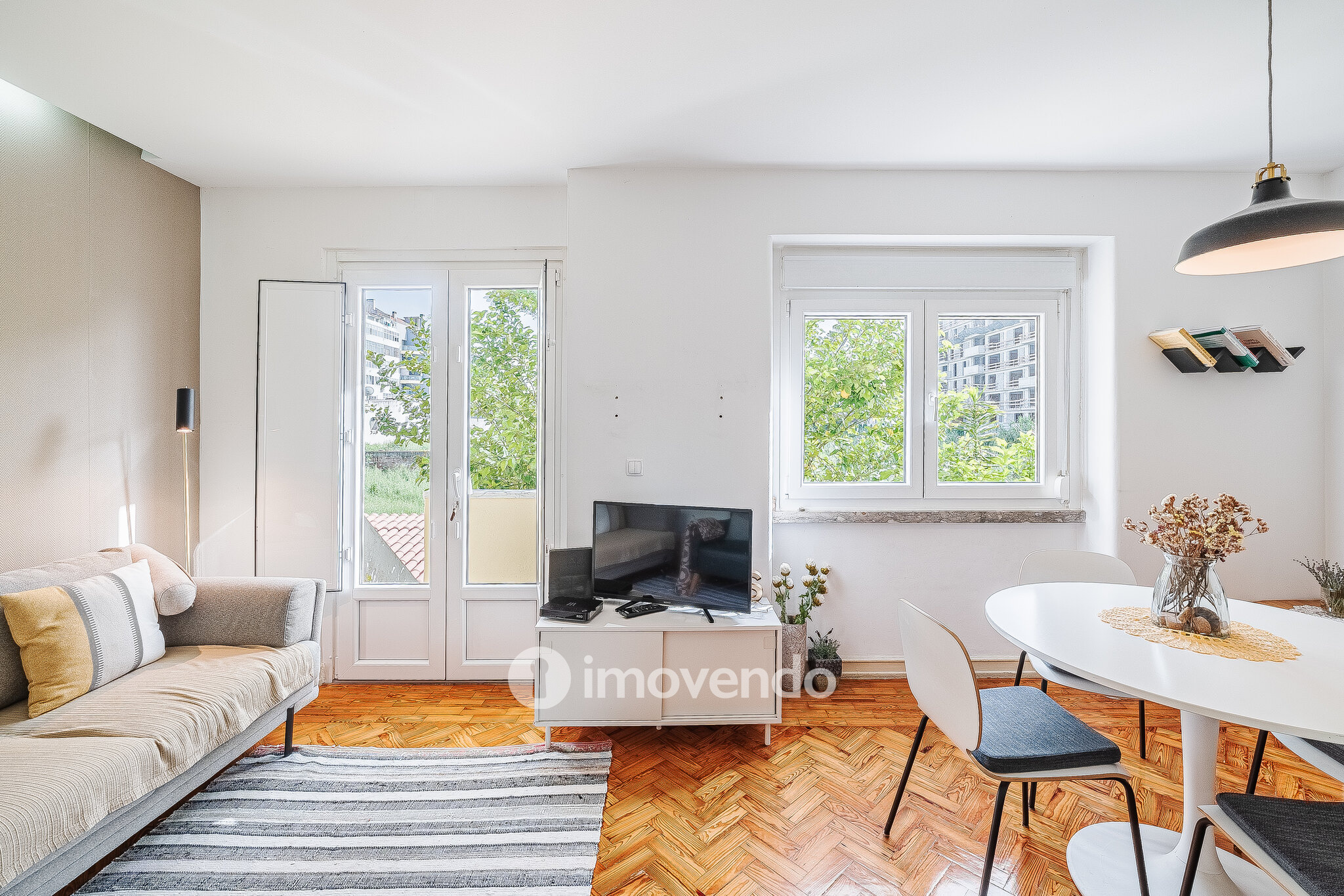 Apartamento T1 exclusivo, com logradouro, no centro de Benfica