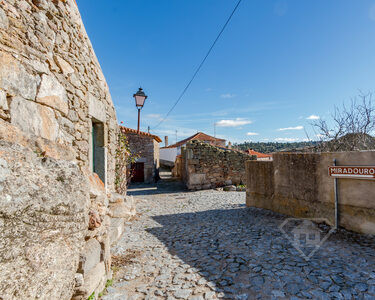 Propriedade histórica, inserida em aldeia milenar, em Castelo Bom
