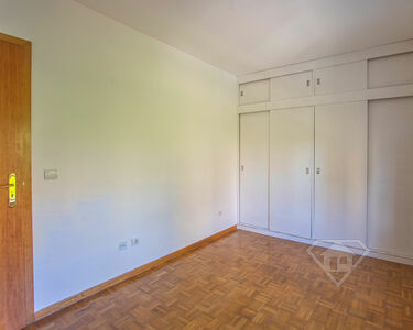 Apartamento T2, pronto a habitar e com arrecadação, em Ramalde, Porto
