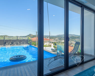 Moradia T3 de luxo, nova, com piscina e garagem, na Póvoa do Lanhoso