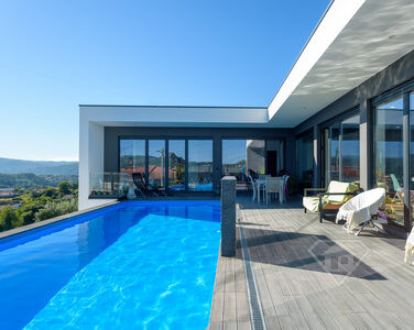 Moradia T3 de luxo, nova, com piscina e garagem, na Póvoa do Lanhoso