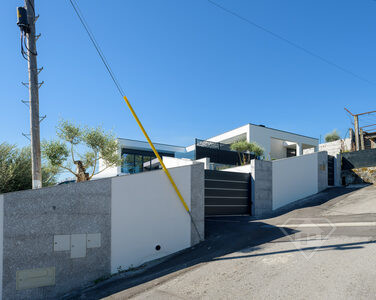 Moradia T3 de luxo, nova, com piscina e garagem, na Póvoa do Lanhoso