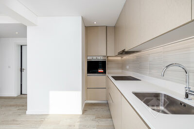 Apartamento T2, remodelado e pronto a habitar, na Penha de França