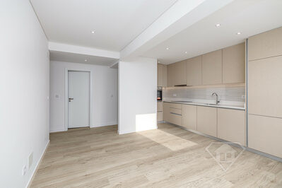 Apartamento T2, remodelado e pronto a habitar, na Penha de França