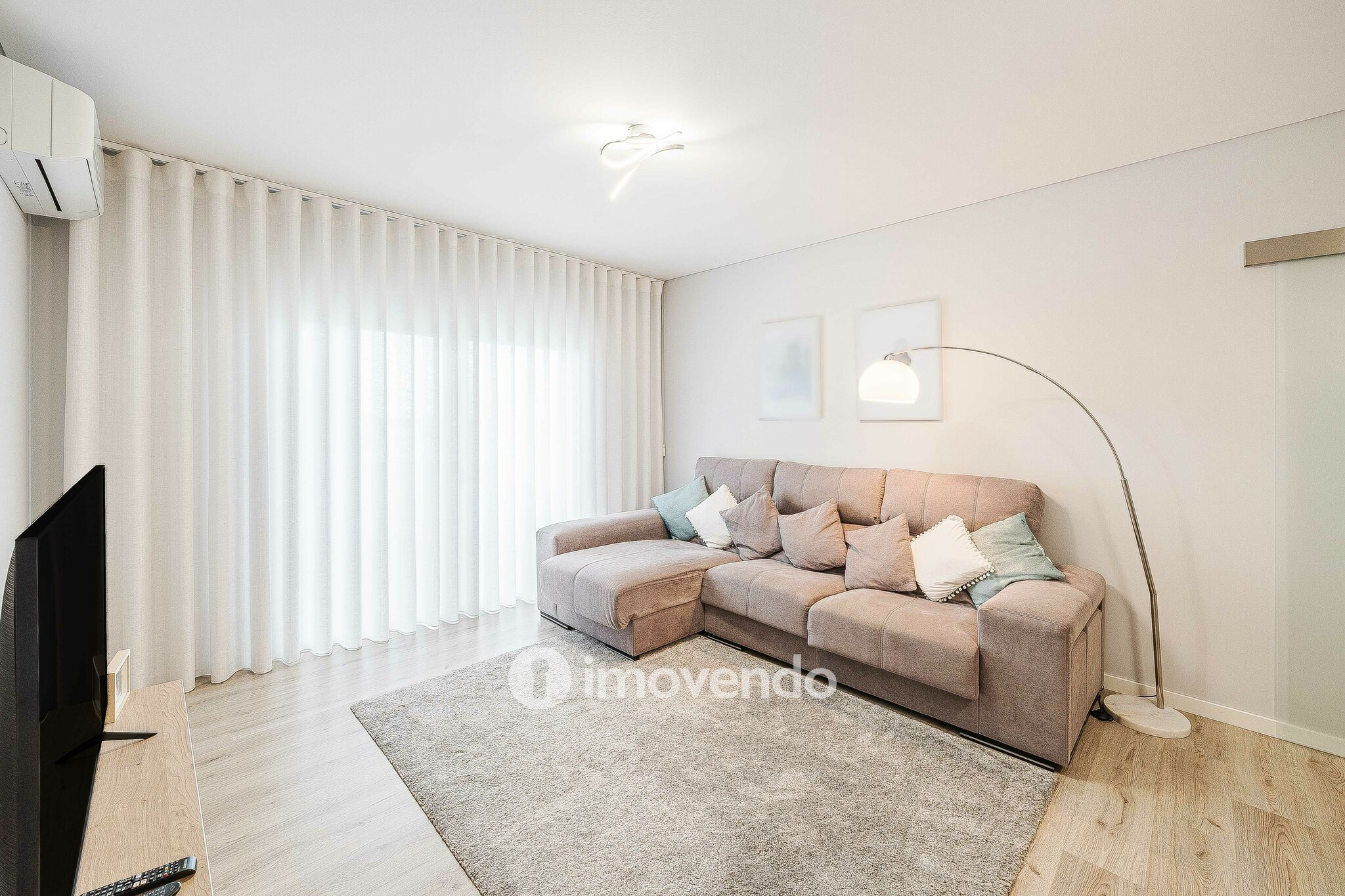 Apartamento T2 com estacionamento, na Urbanização Vale Flores