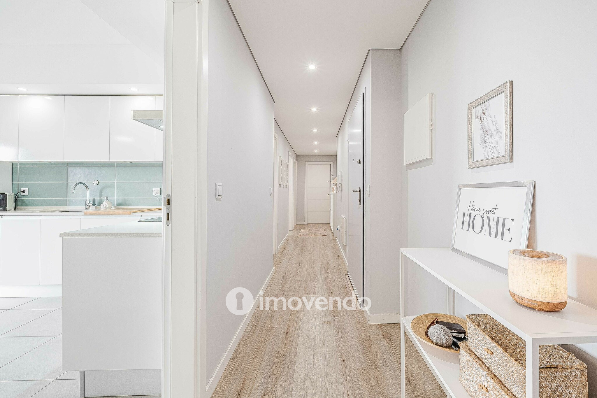 Apartamento T2 com estacionamento, na Urbanização Vale Flores