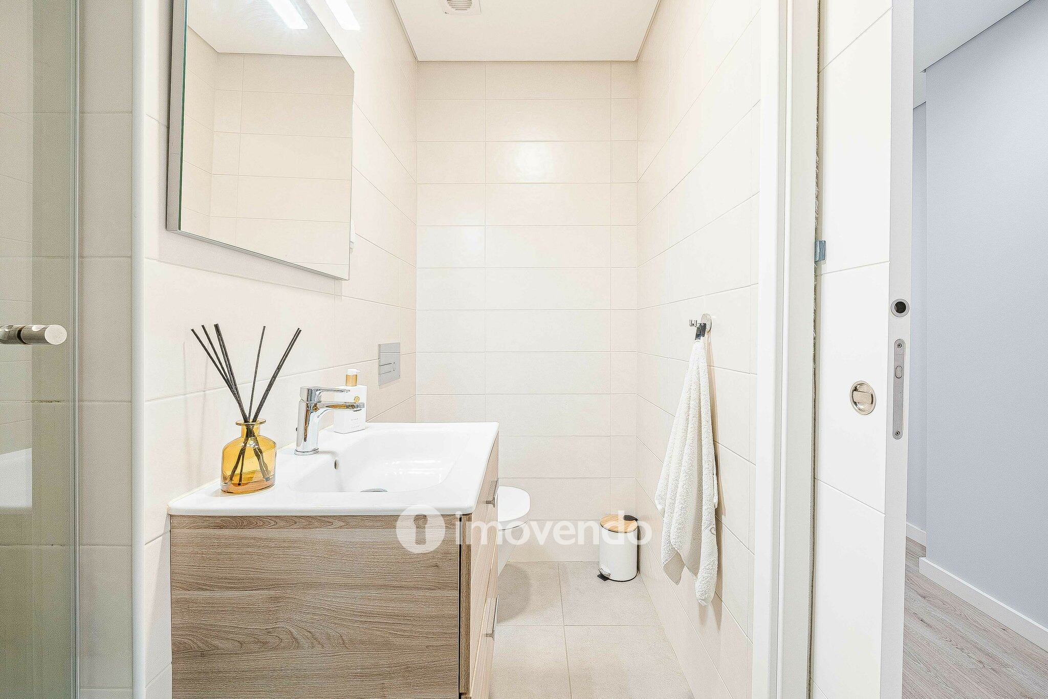 Apartamento T2 com estacionamento, na Urbanização Vale Flores