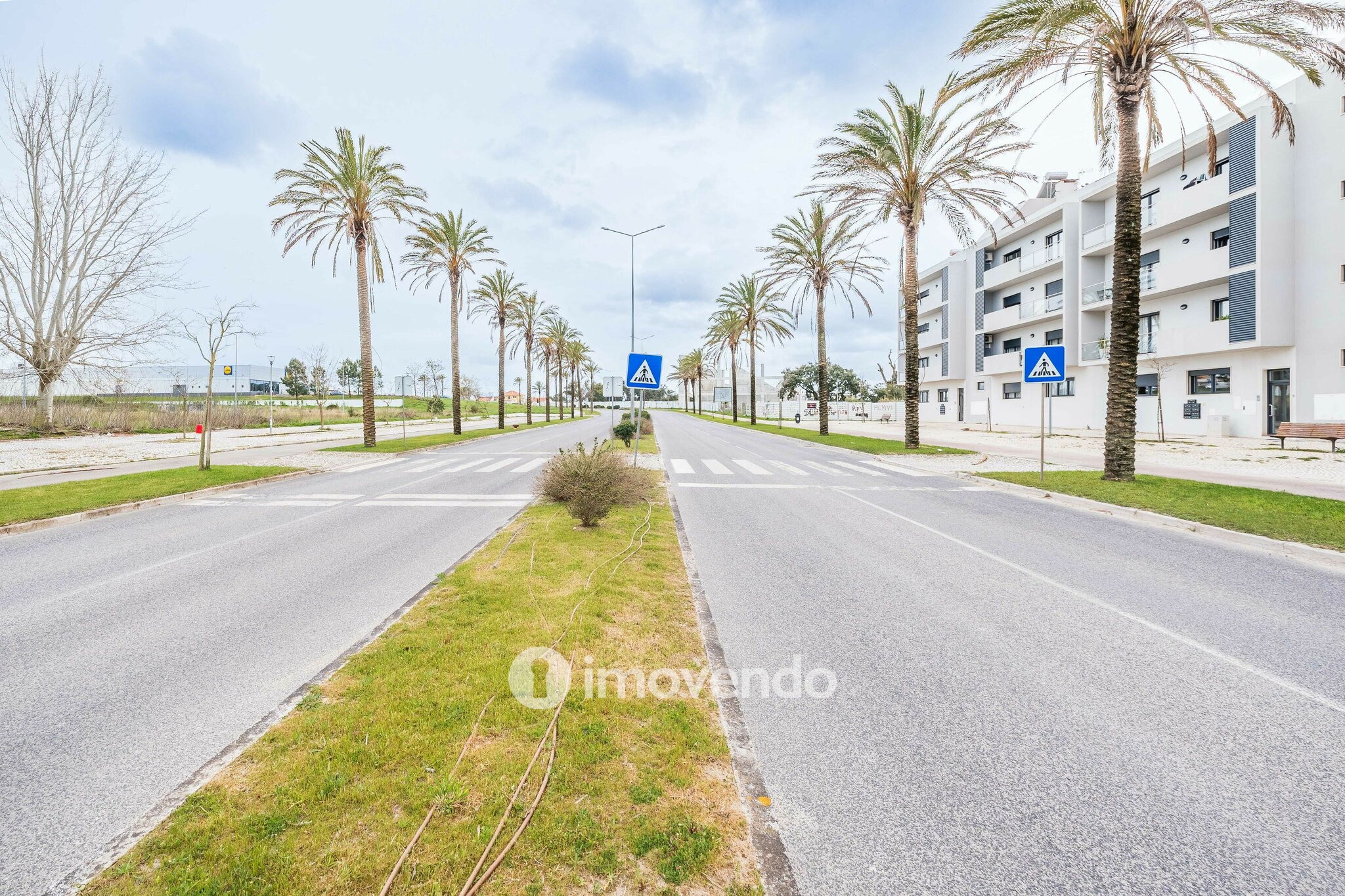 Apartamento T2 com estacionamento, na Urbanização Vale Flores