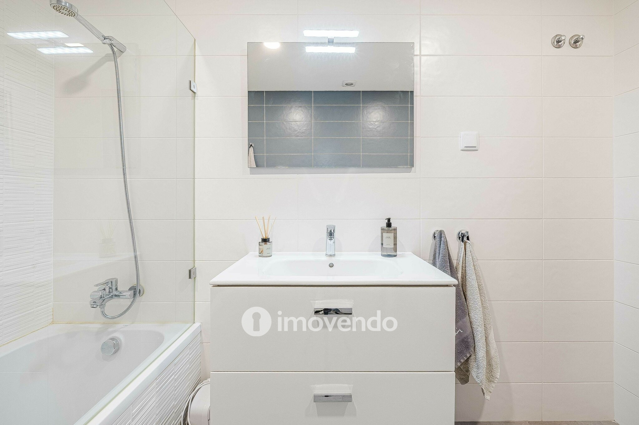 Apartamento T2 com estacionamento, na Urbanização Vale Flores