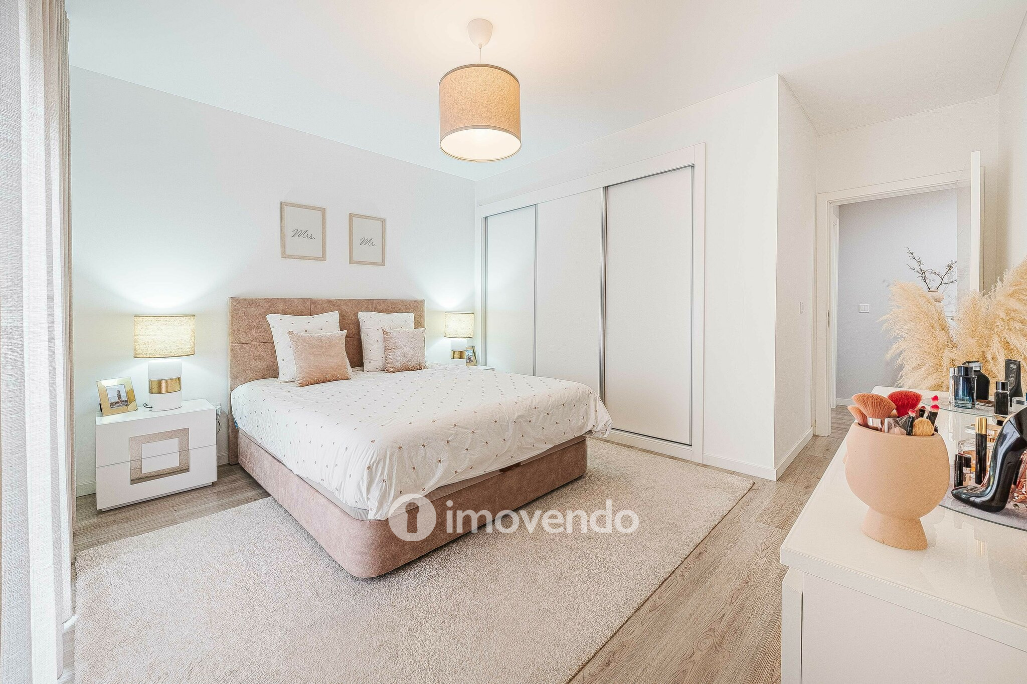 Apartamento T2 com estacionamento, na Urbanização Vale Flores