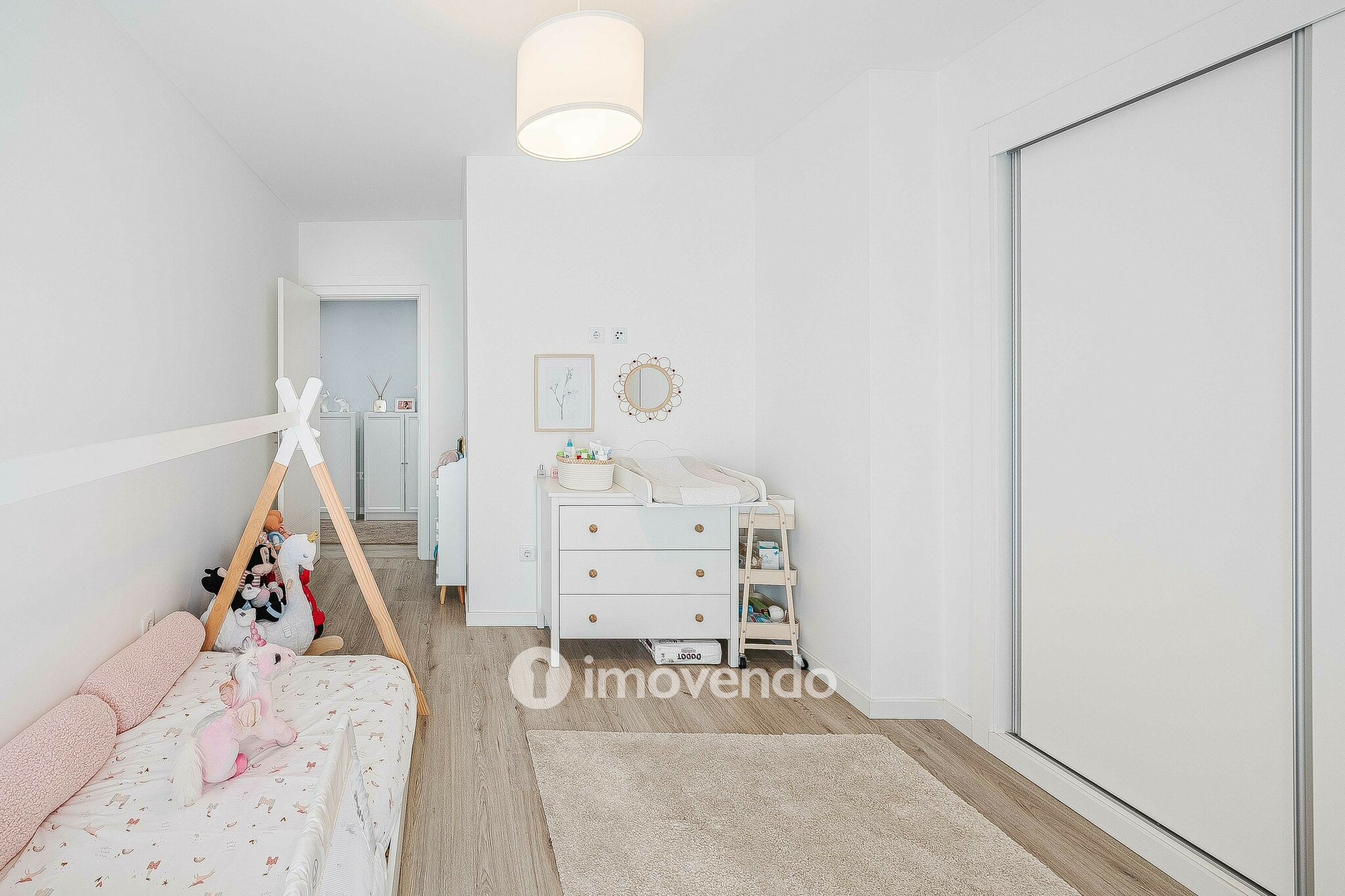 Apartamento T2 com estacionamento, na Urbanização Vale Flores