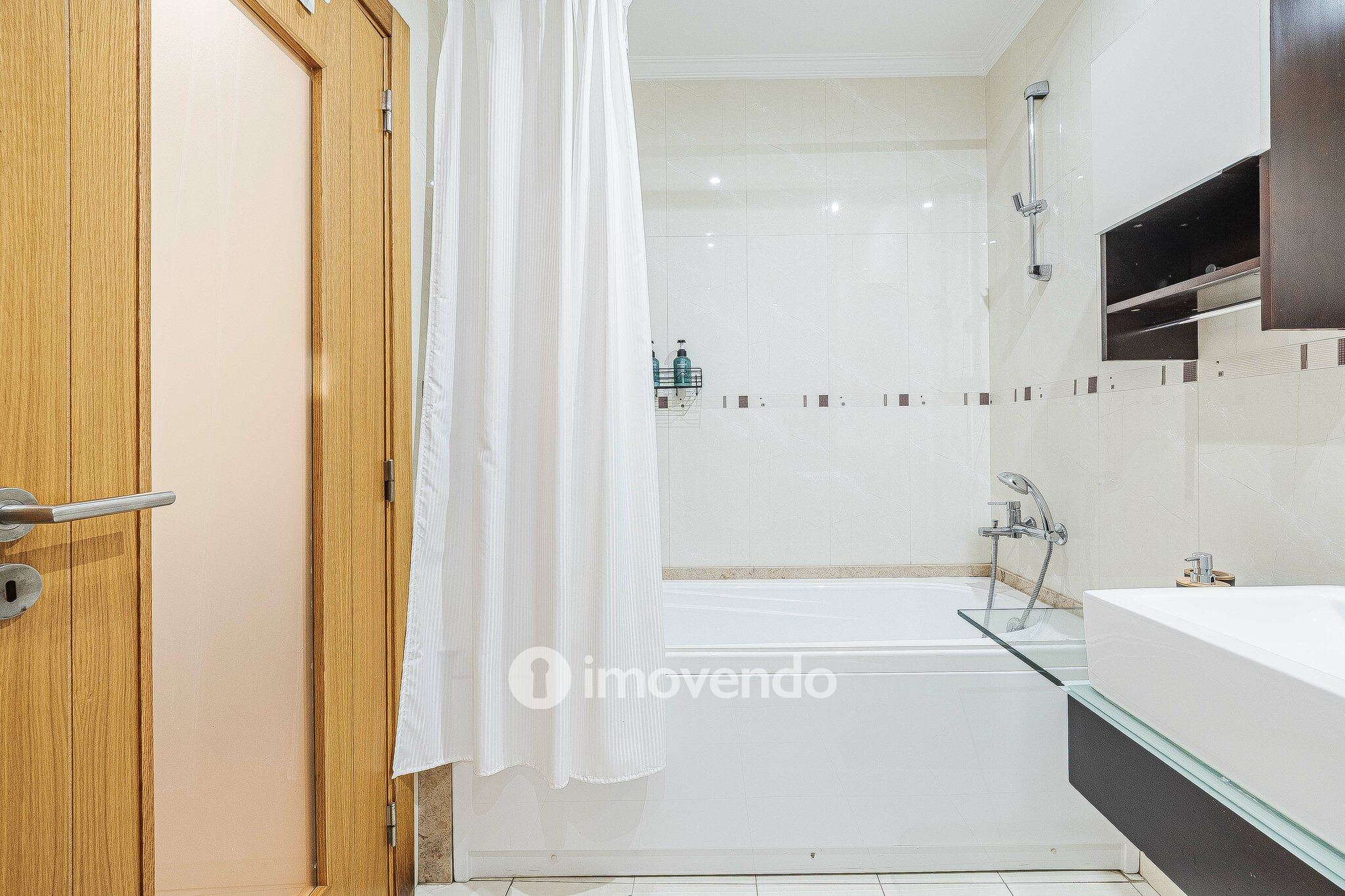 Apartamento T2 moderno, com estacionamento, nas Casas do Lago