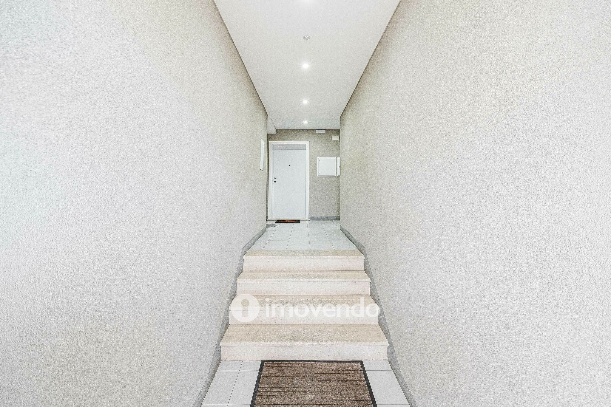 Apartamento T2 com estacionamento, na Urbanização Vale Flores