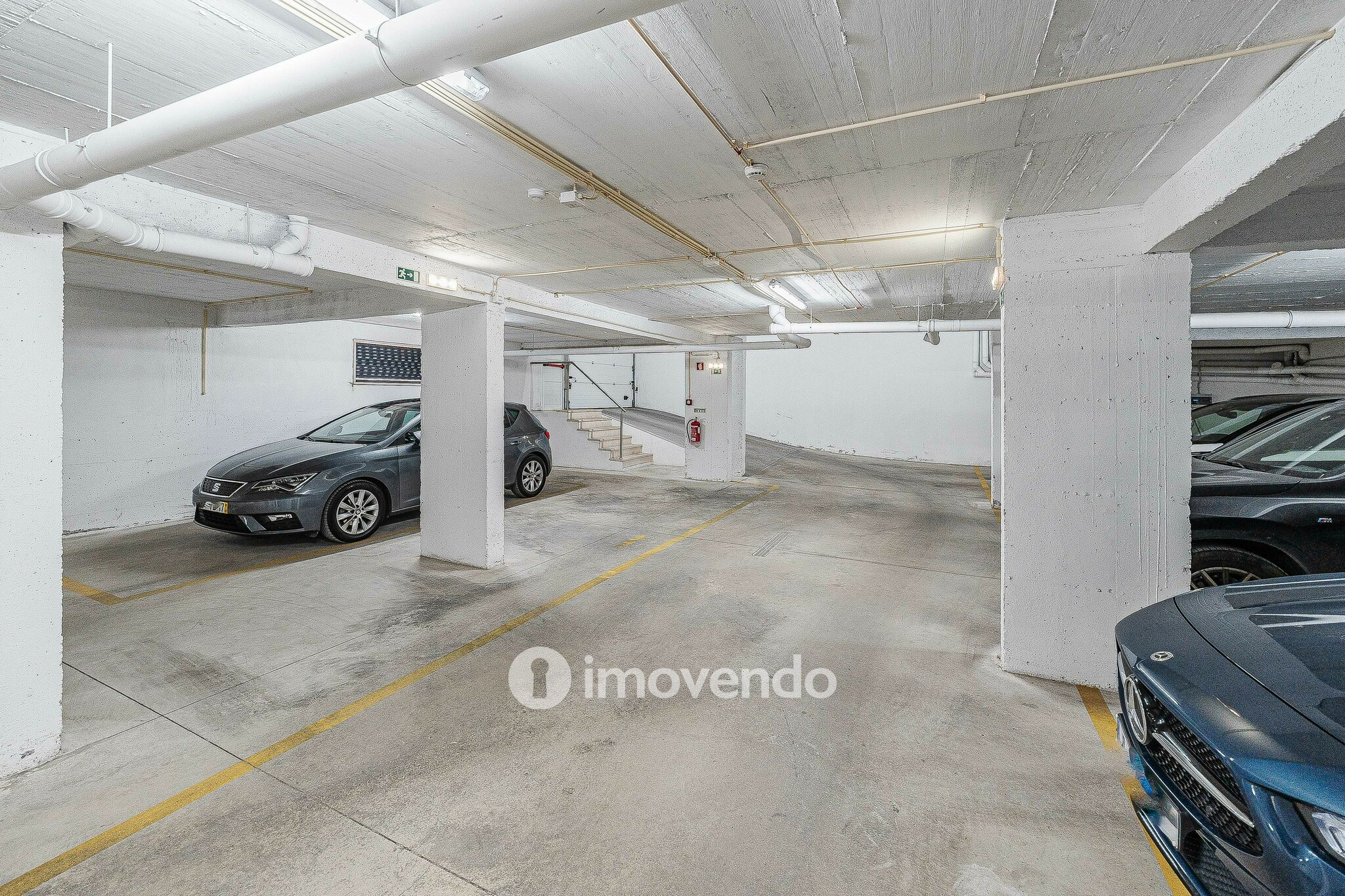 Apartamento T2 com estacionamento, na Urbanização Vale Flores