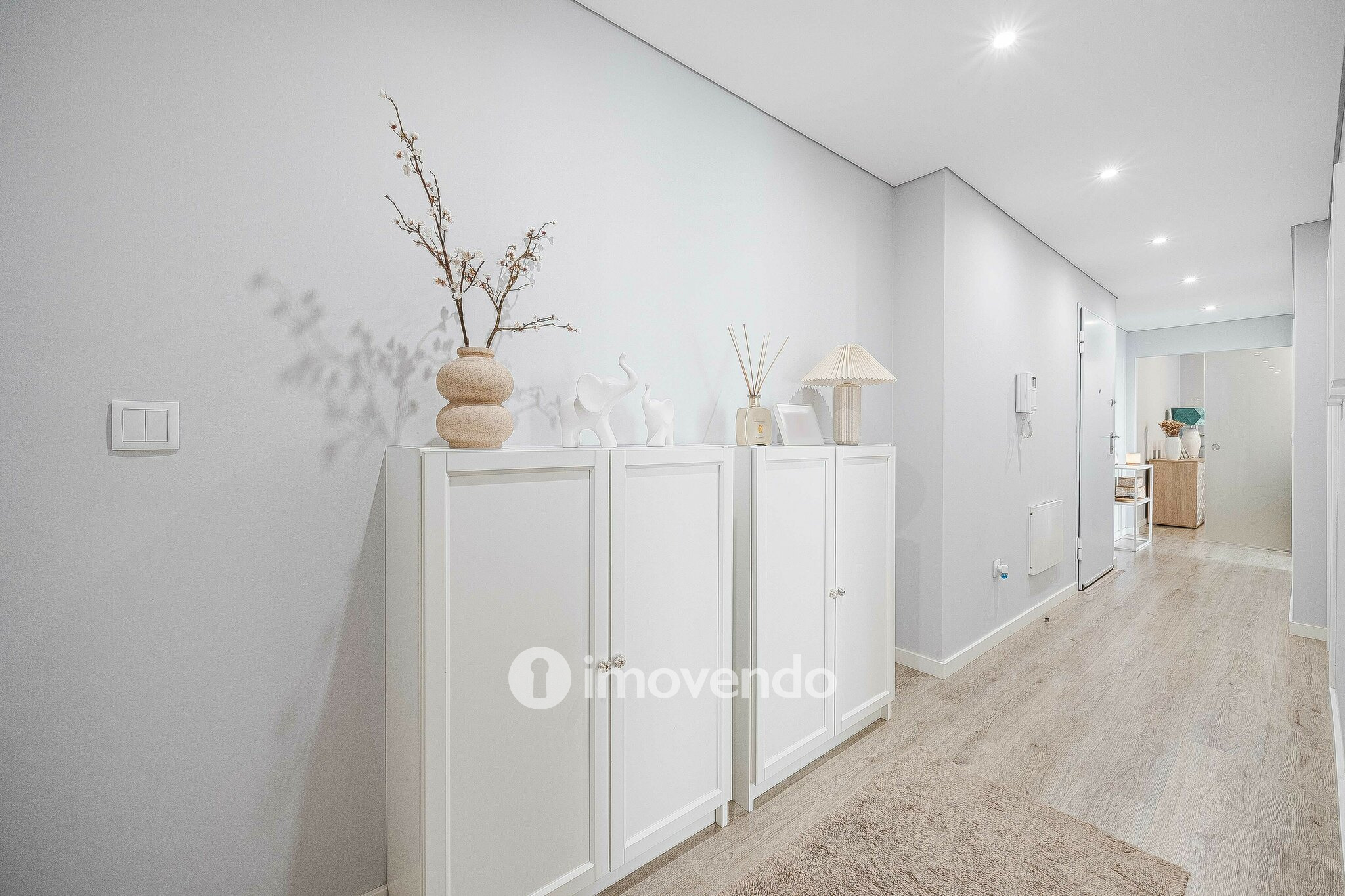 Apartamento T2 com estacionamento, na Urbanização Vale Flores