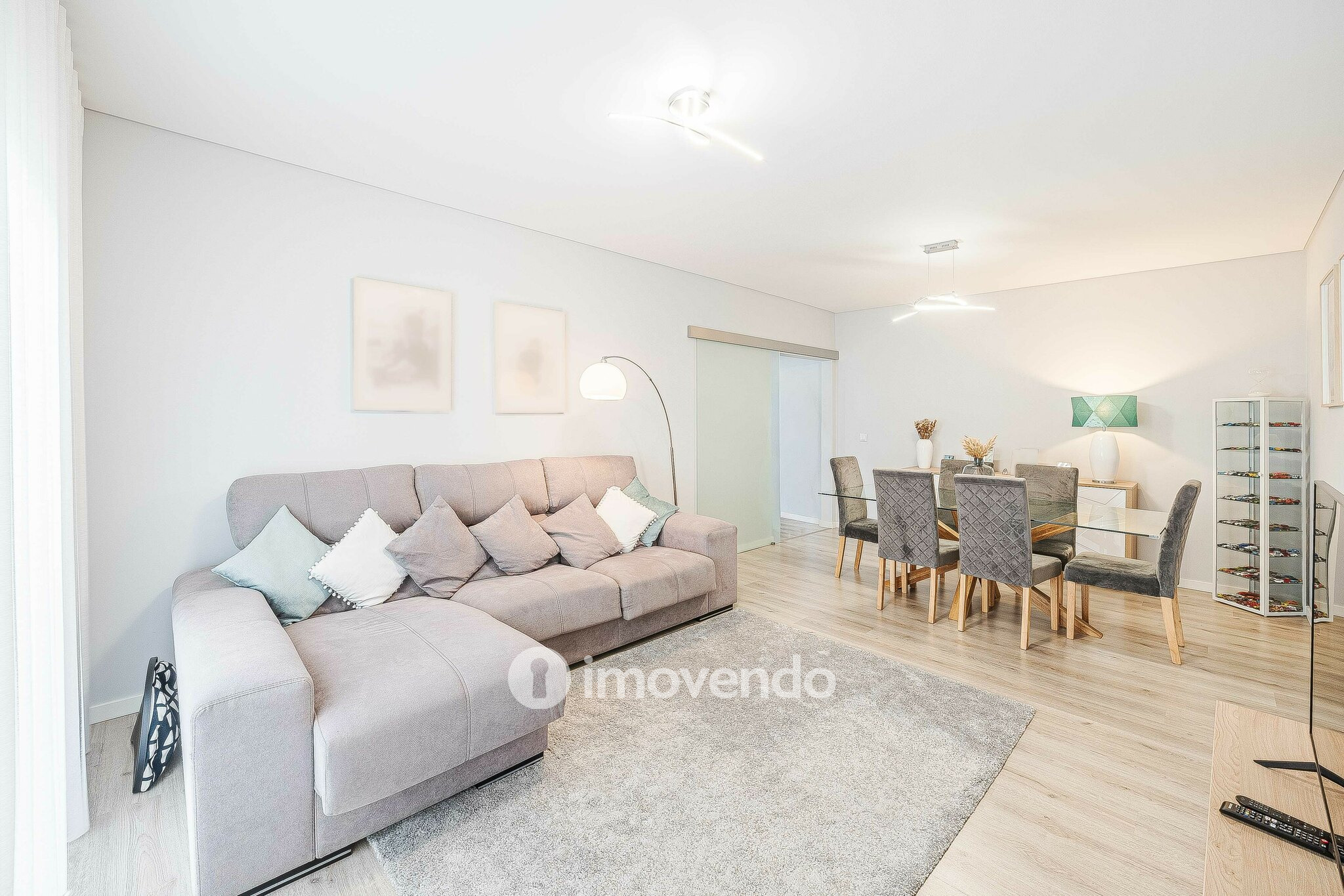 Apartamento T2 com estacionamento, na Urbanização Vale Flores